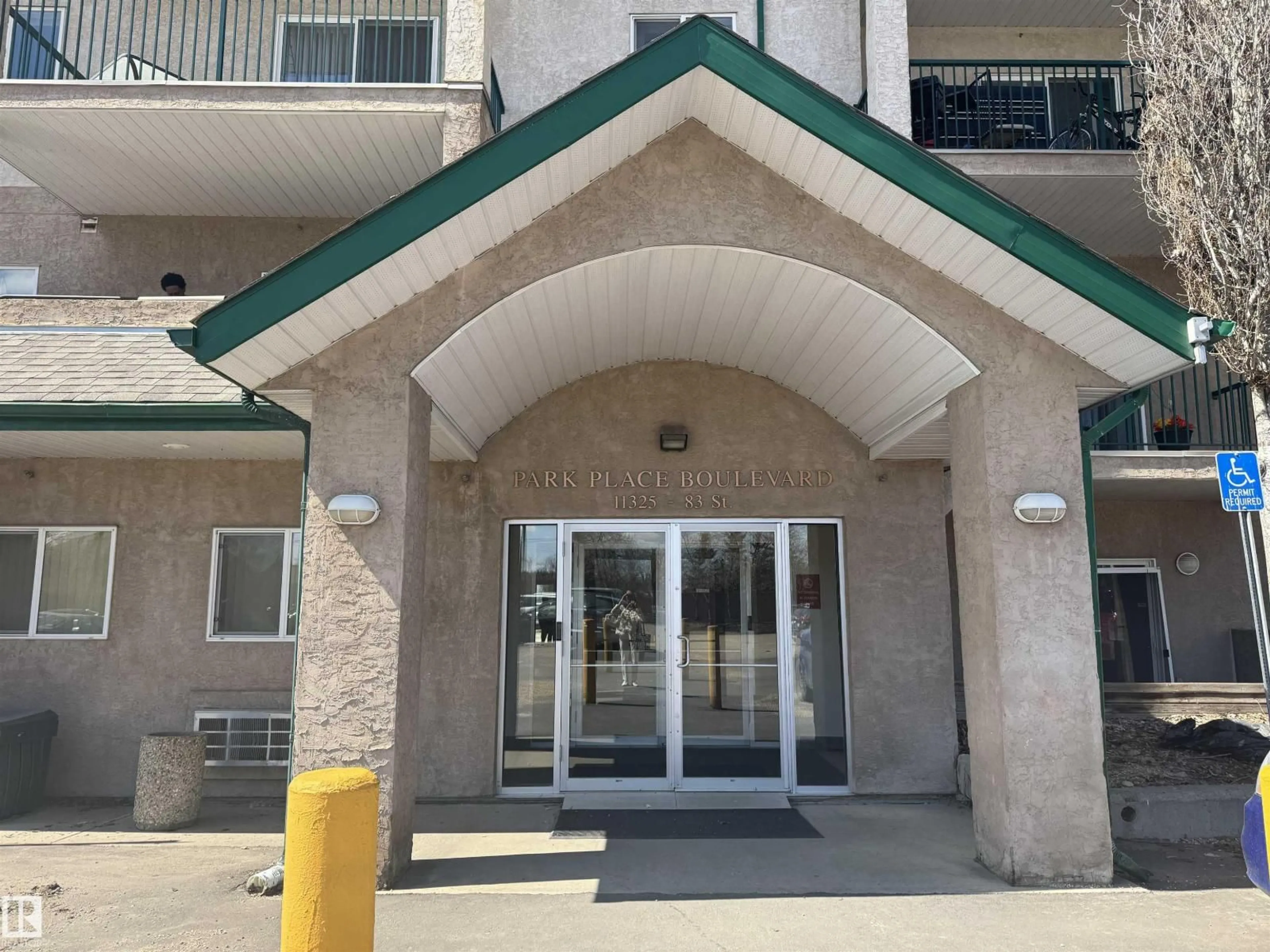 Indoor foyer for #210 - 11325 83 ST, Edmonton Alberta T5B4W5