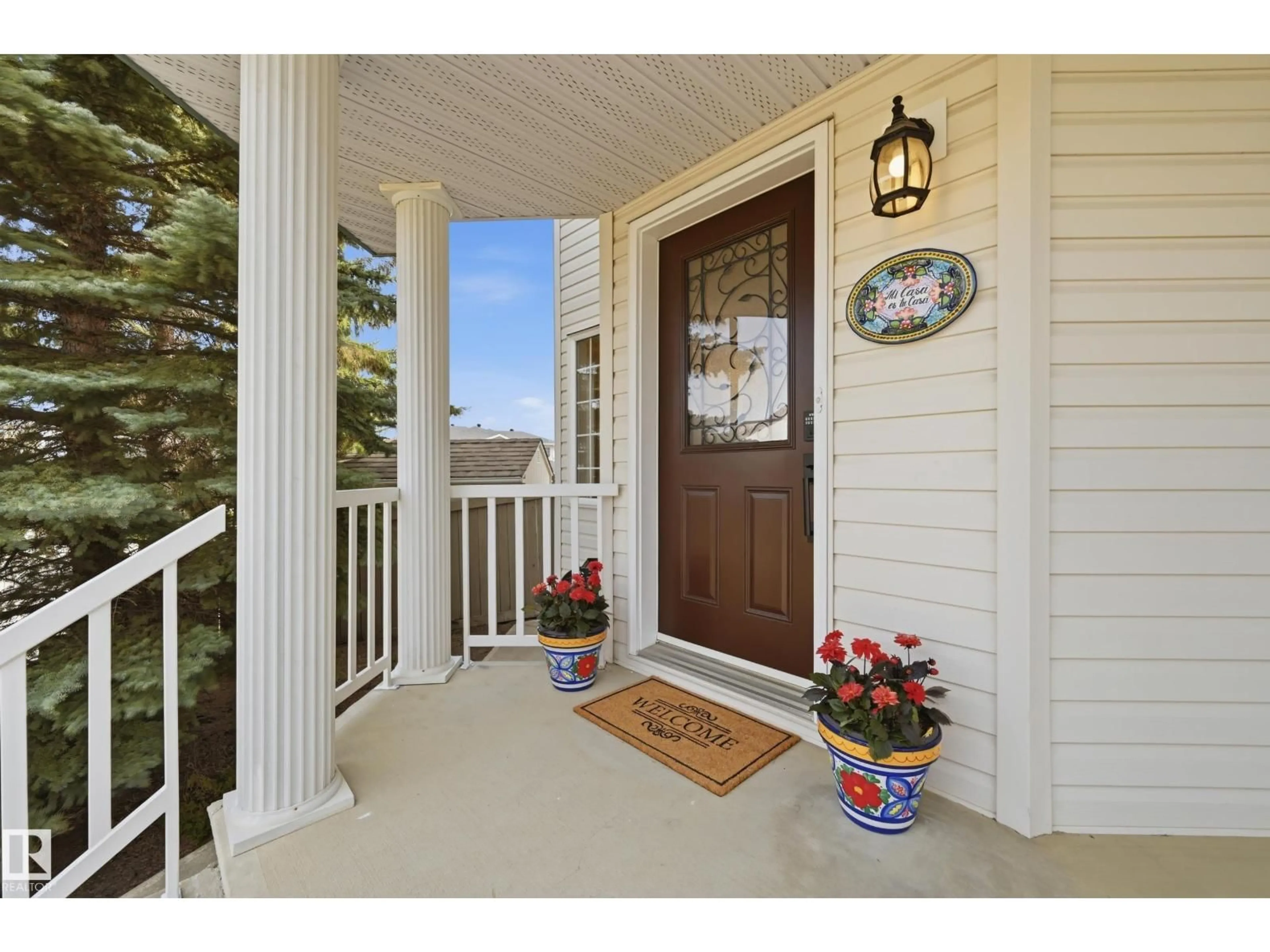 Indoor entryway for 11503 10 AV, Edmonton Alberta T6J6Y2
