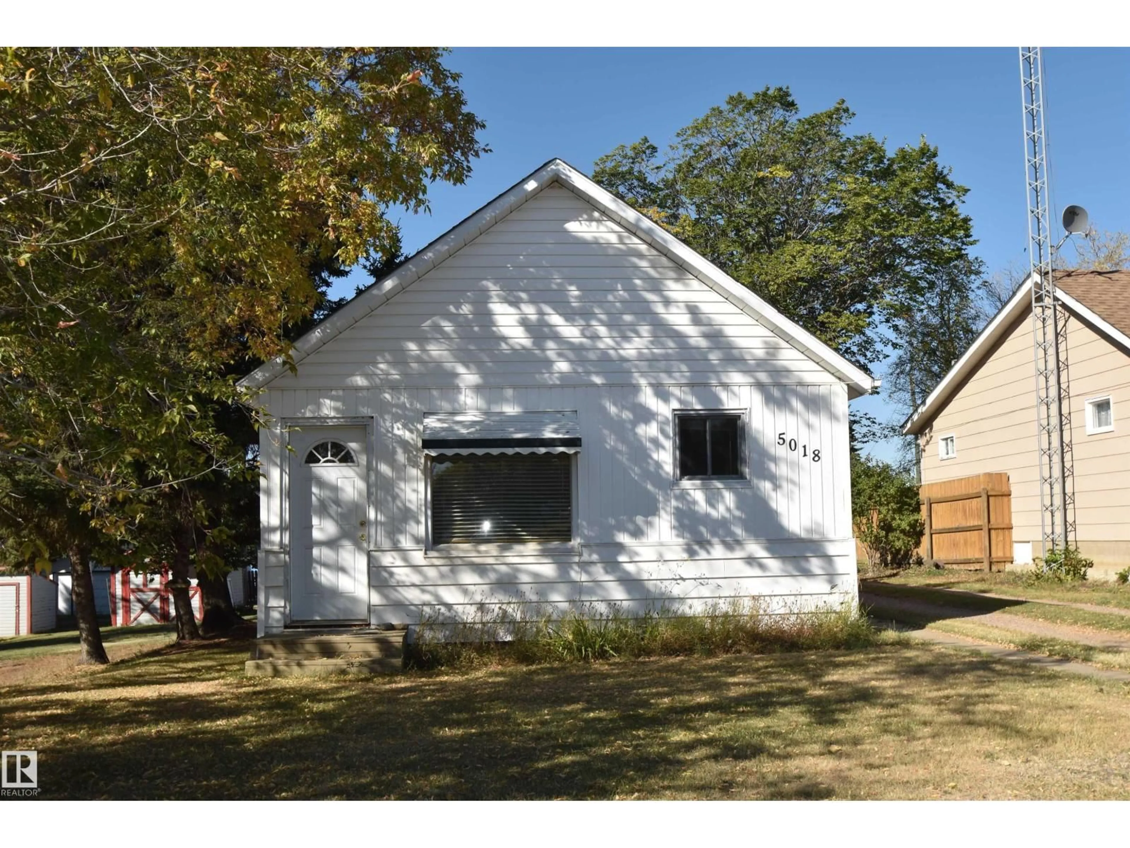 Home with vinyl exterior material, building for 5018 50 ST, Myrnam Alberta T0B3K0