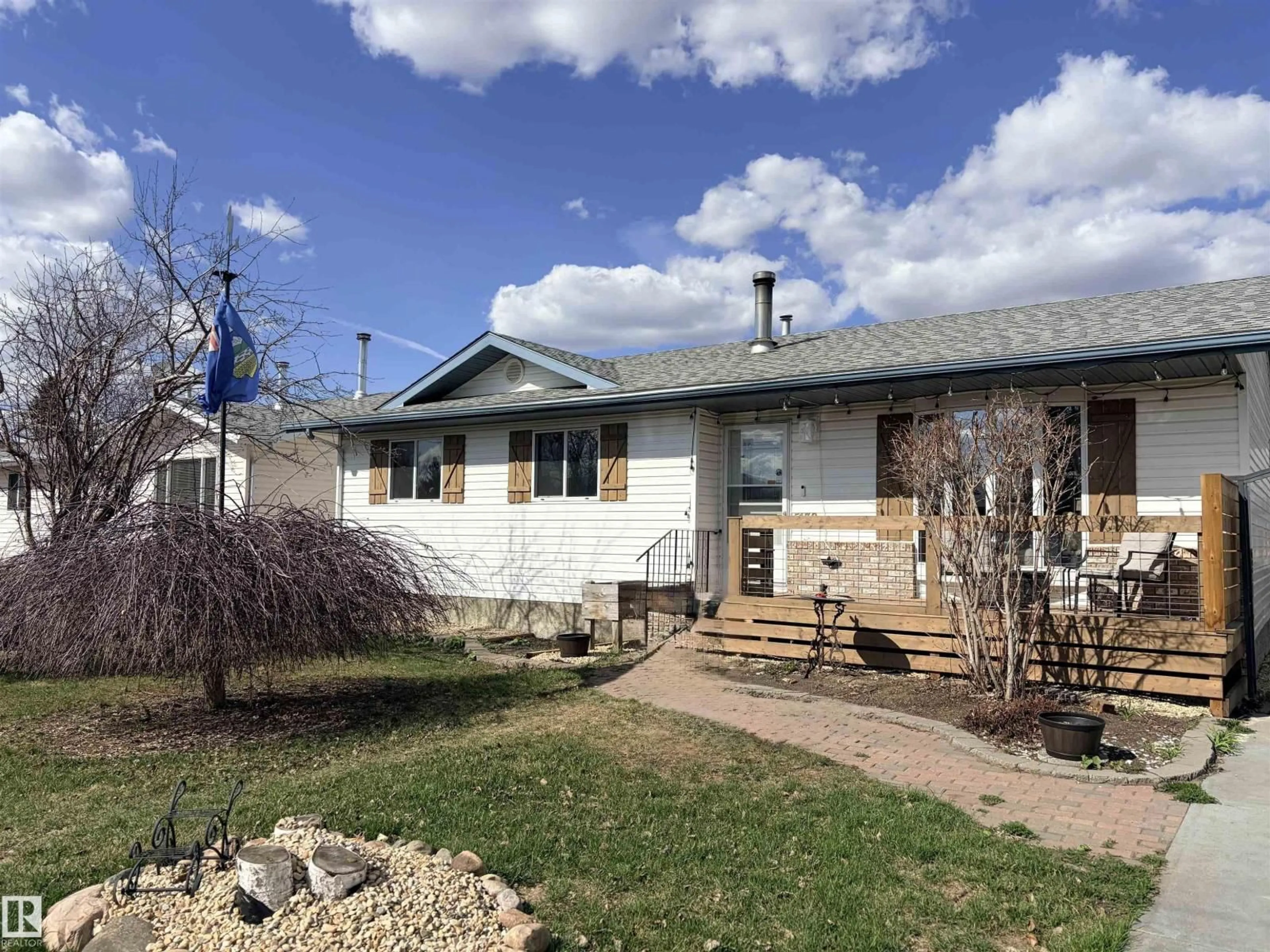 Home with vinyl exterior material, street for 5132 54 AV, Mundare Alberta T0B3H0