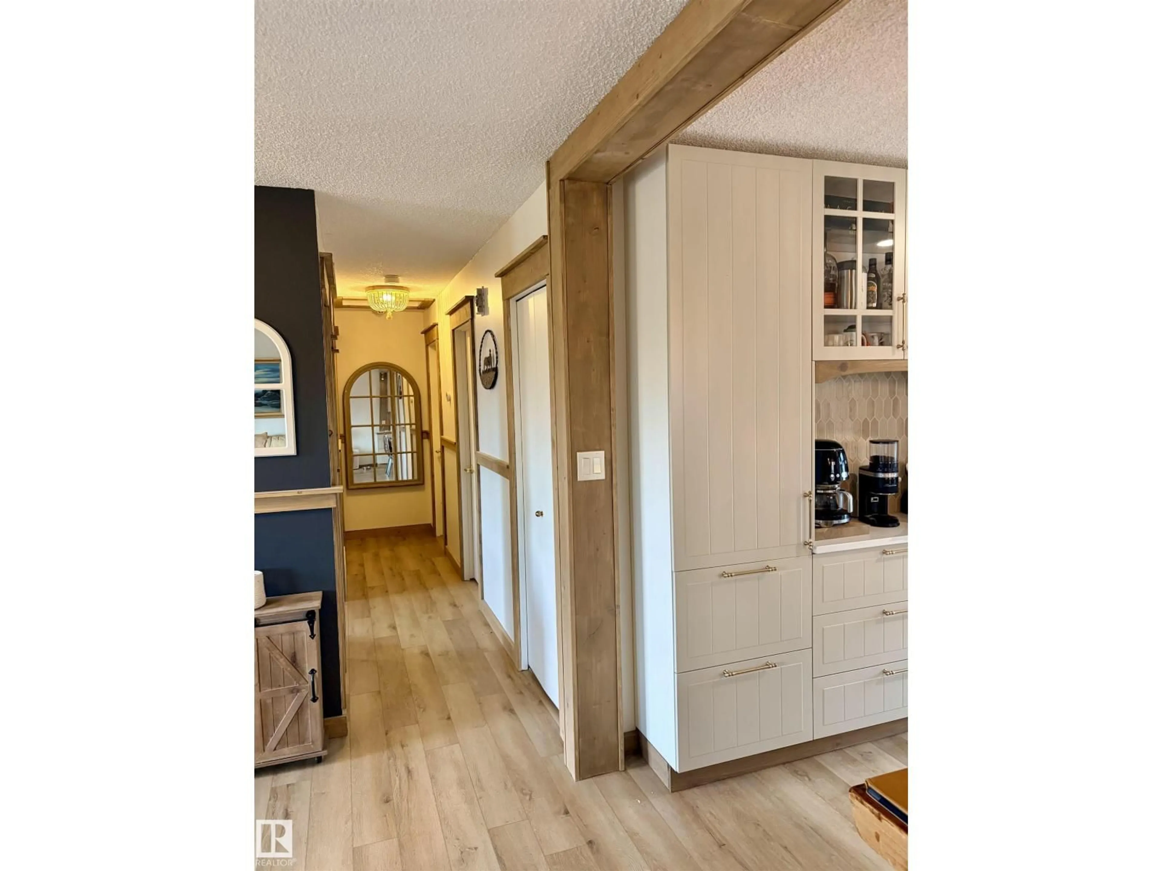 Indoor entryway for 5132 54 AV, Mundare Alberta T0B3H0