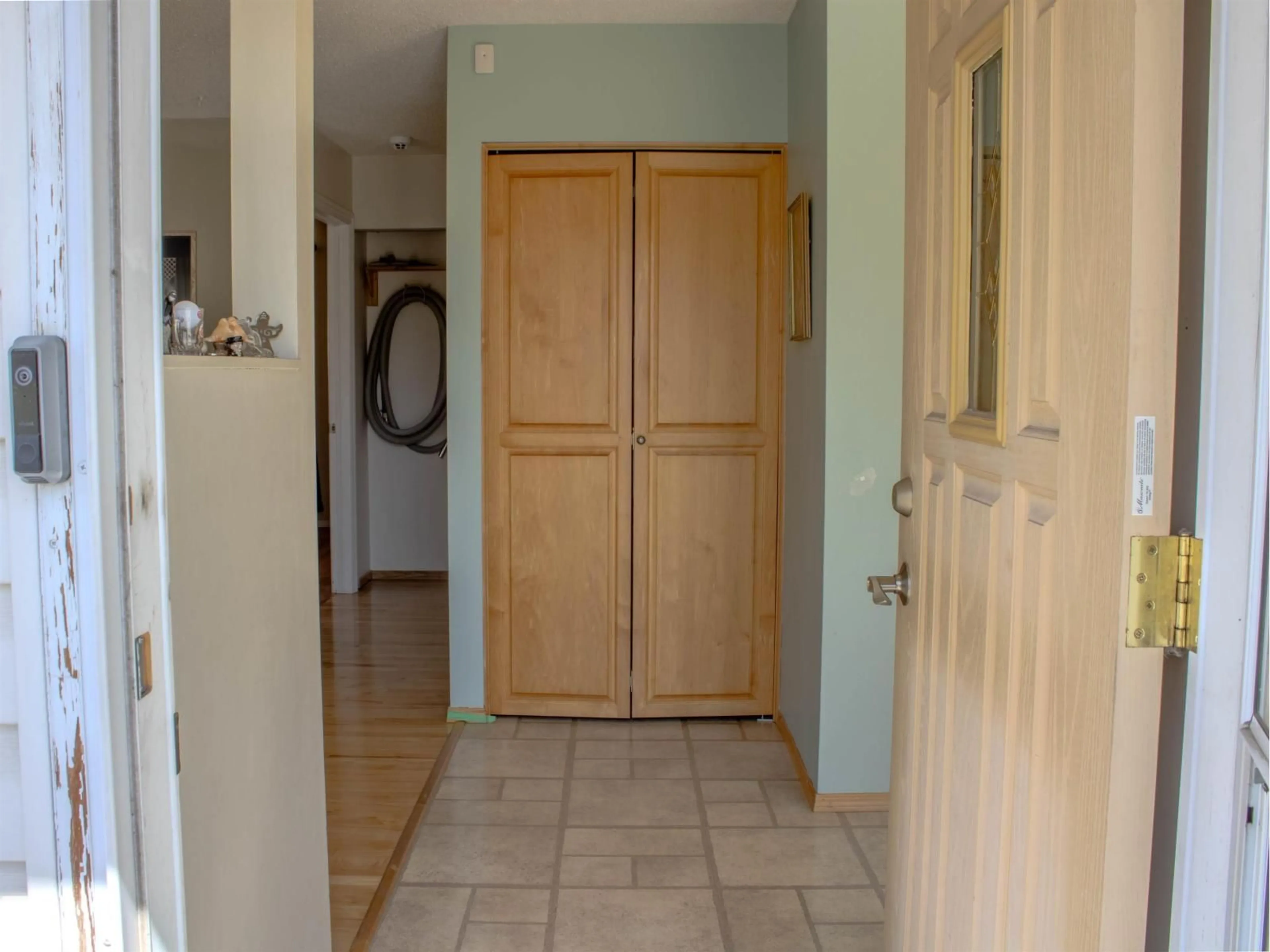 Indoor foyer for 8651 27 AV, Edmonton Alberta T6T1X7