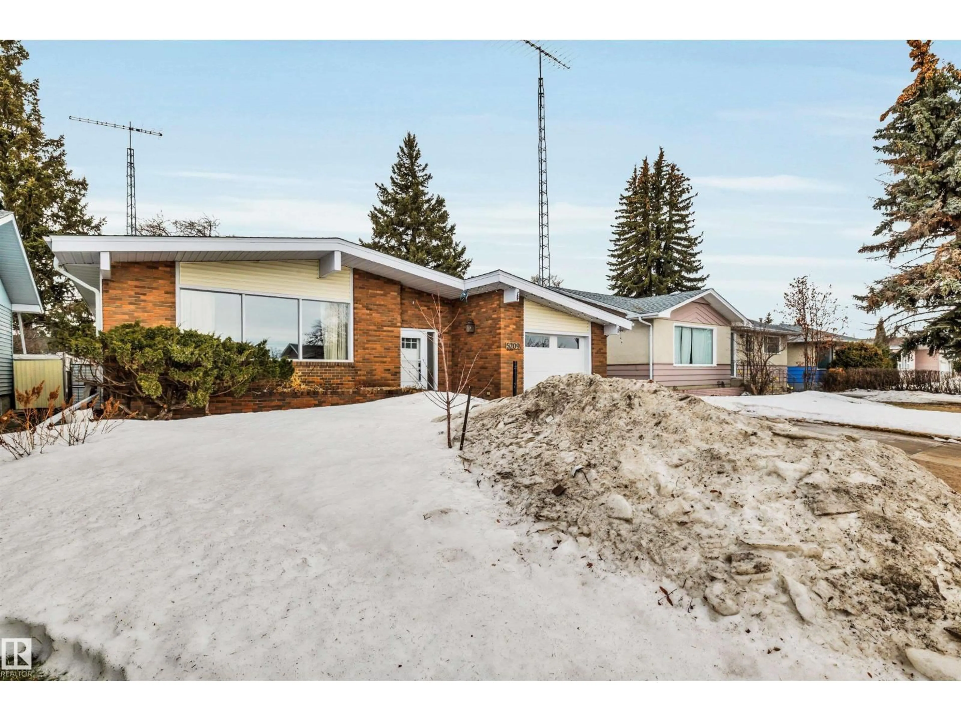 A pic from outside/outdoor area/front of a property/back of a property/a pic from drone, street for 5209 45 AV, Vegreville Alberta T9C1A2