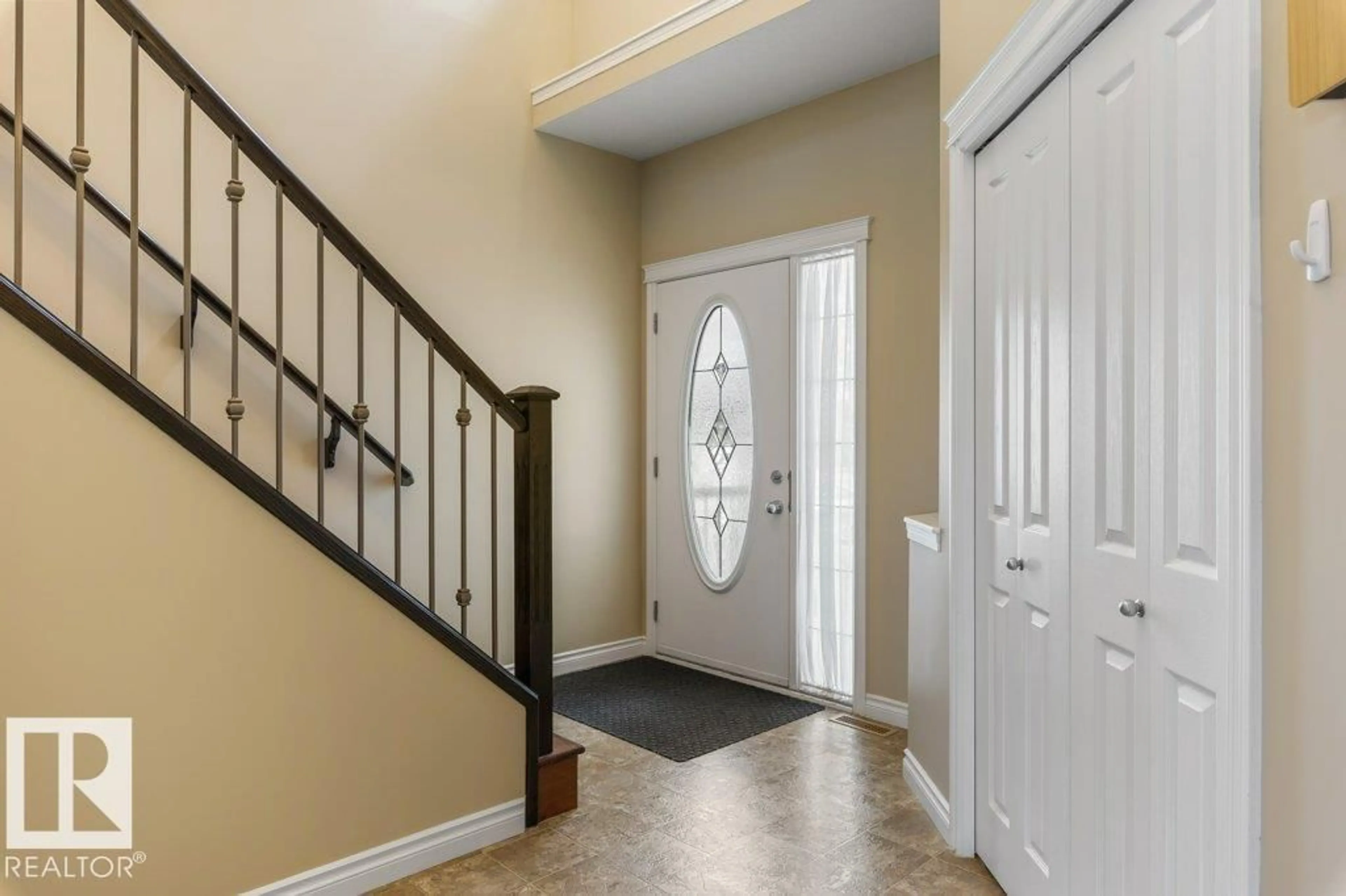 Indoor entryway for 20678 93A AV, Edmonton Alberta T5T4B5