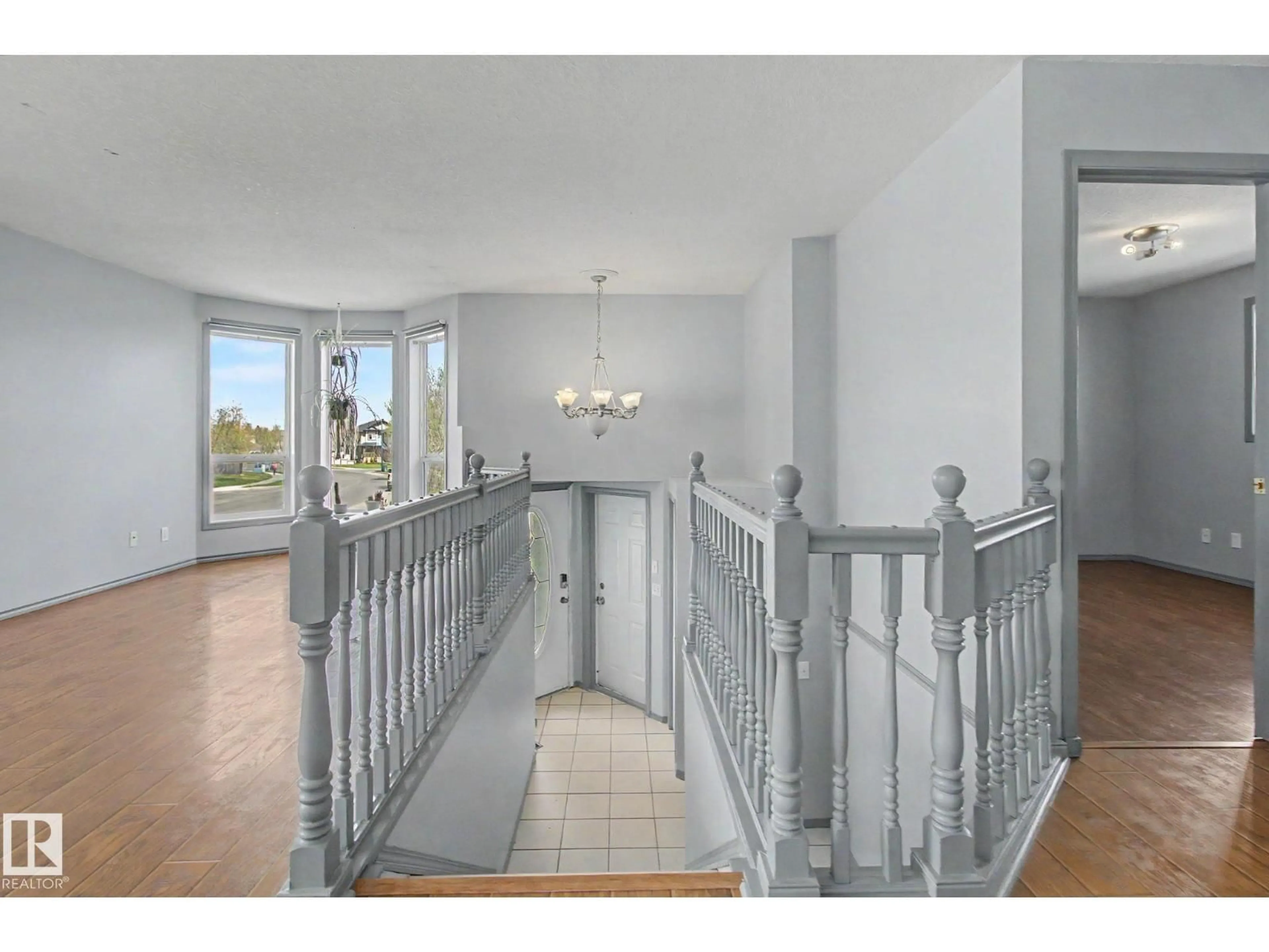 Indoor foyer for 1 DEER PARK RD, Spruce Grove Alberta T7X3K2