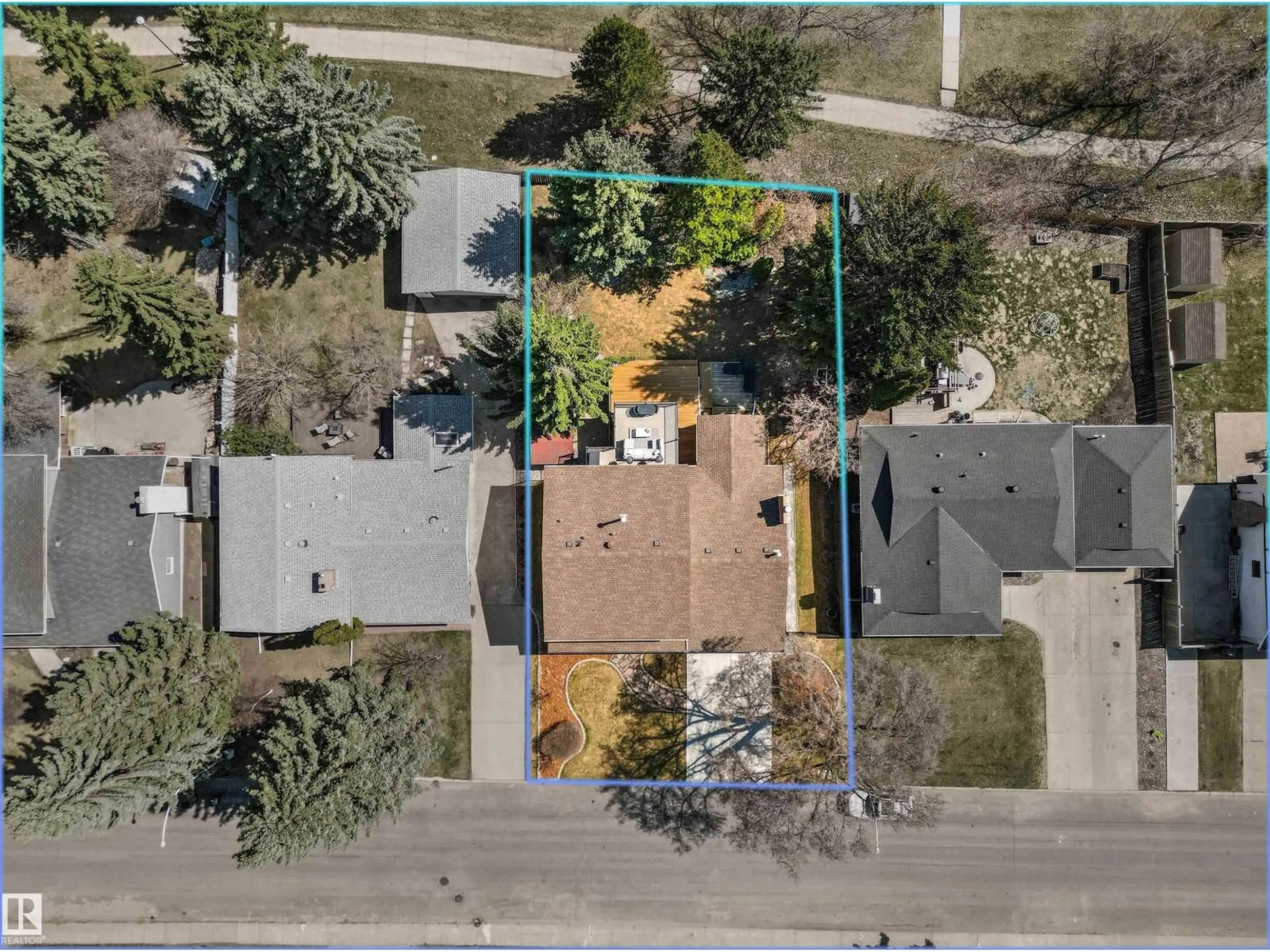 A pic from outside/outdoor area/front of a property/back of a property/a pic from drone, street for 5115 151 ST, Edmonton Alberta T6H4Z9