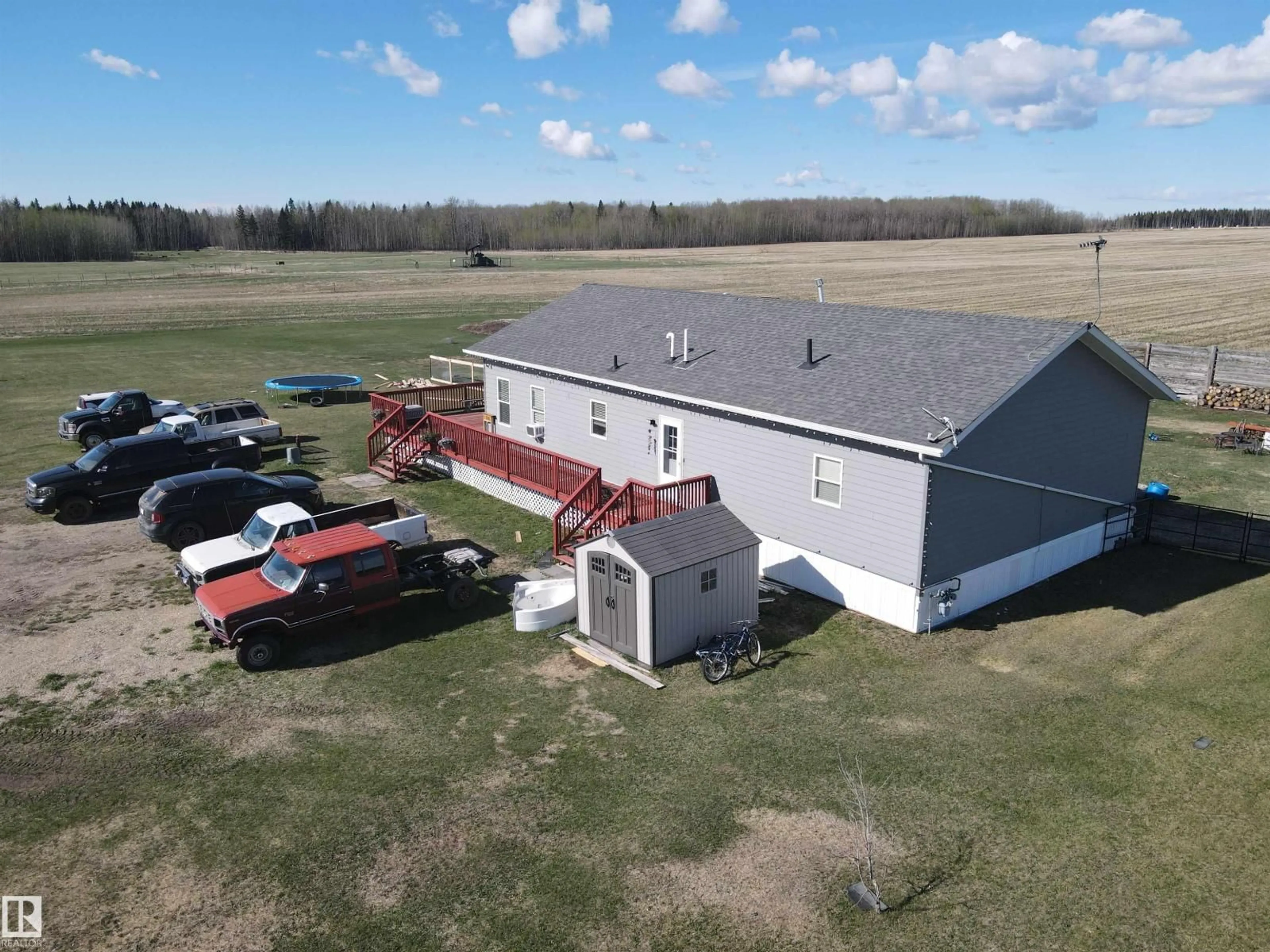 A pic from outside/outdoor area/front of a property/back of a property/a pic from drone, building for 50116 RANGE ROAD 71, Rural Brazeau County Alberta T7A2A2