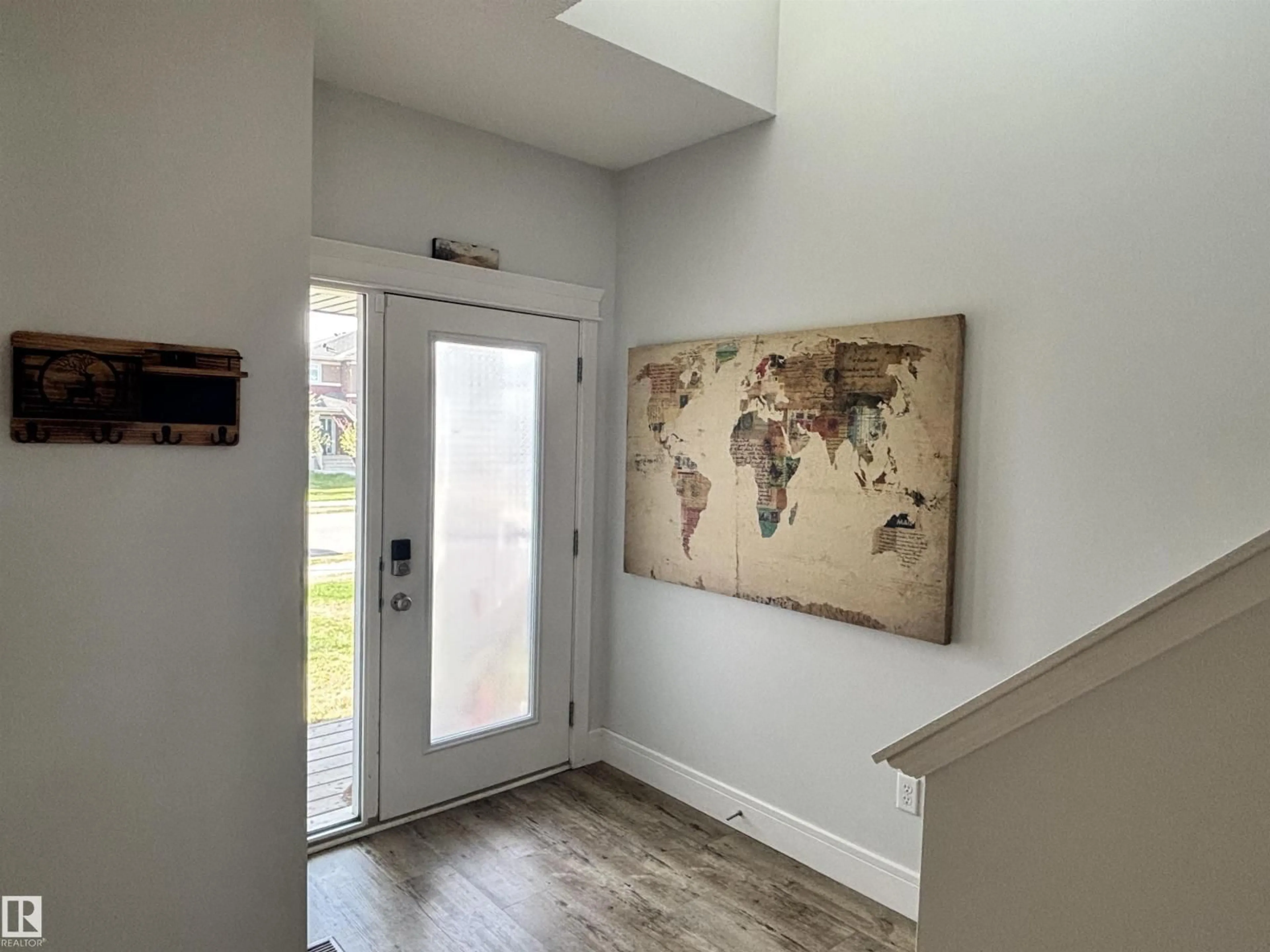 Indoor entryway for 11 JAMES CR, St. Albert Alberta T8N7S6