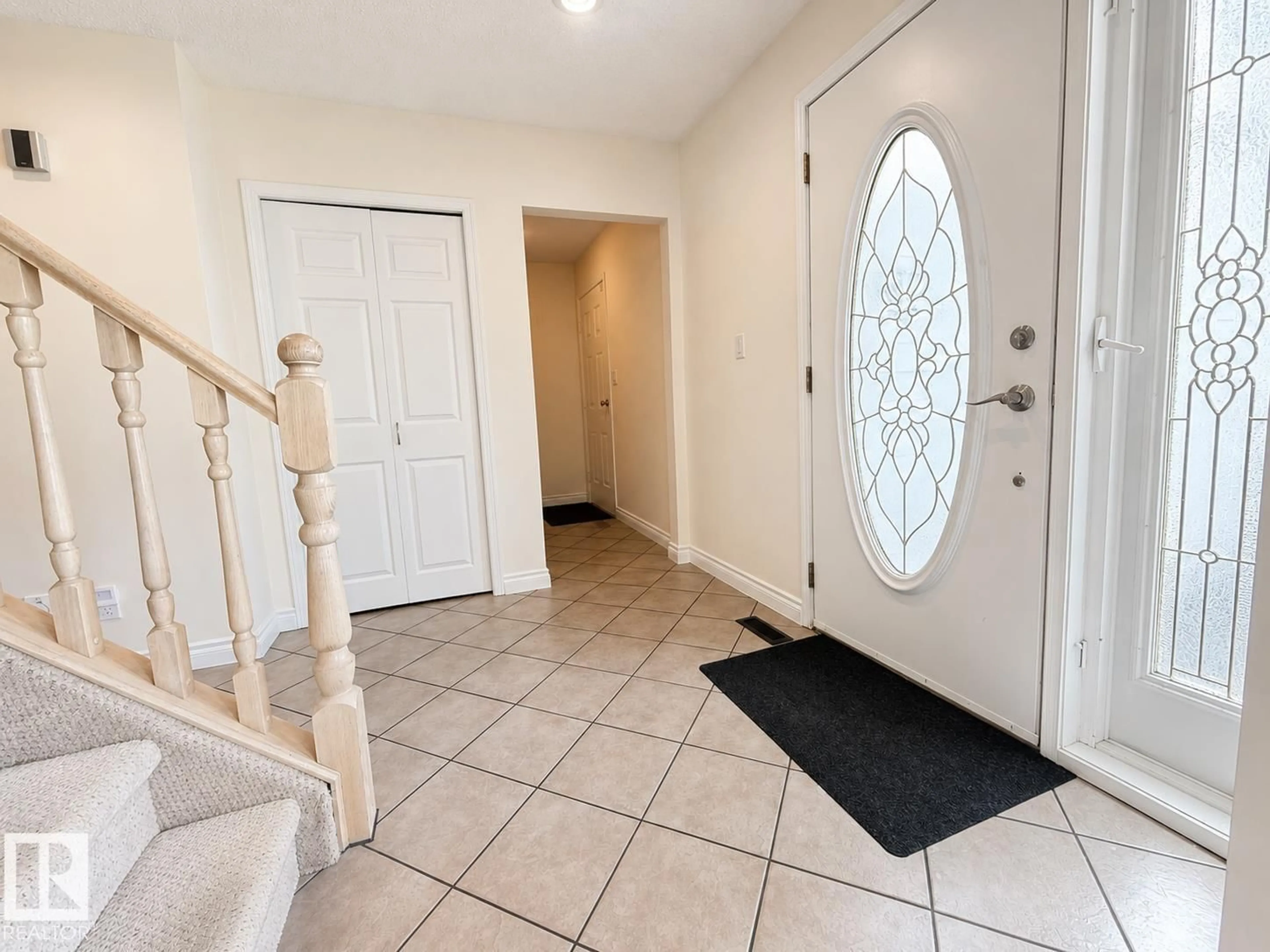 Indoor entryway for 13 CANYON DR, Sherwood Park Alberta T8H1N3