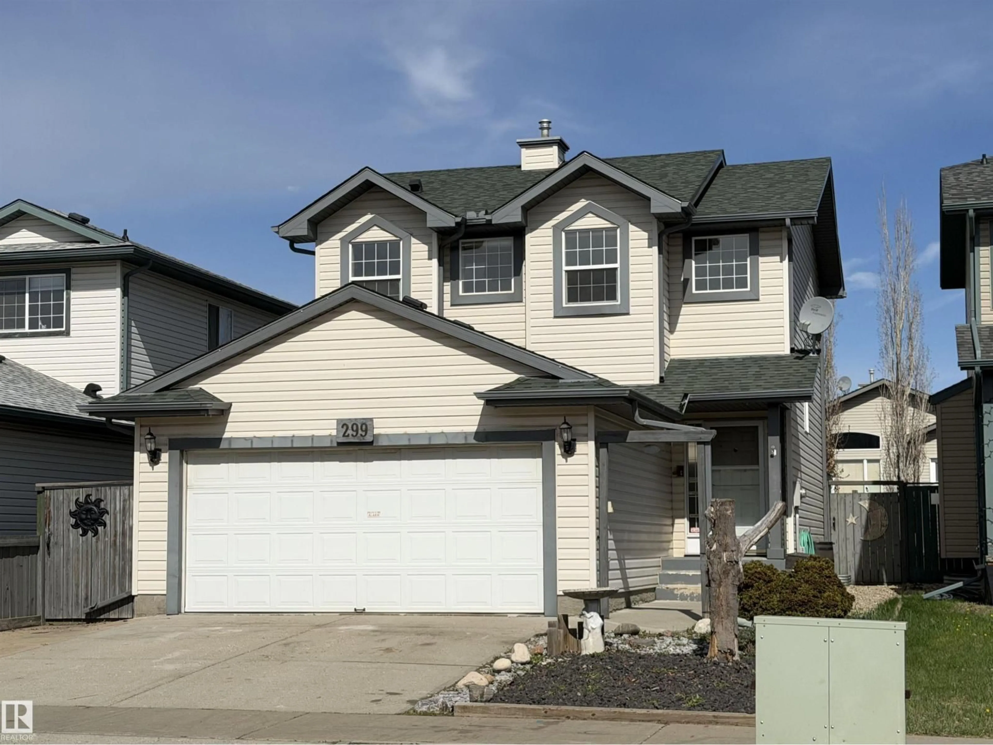Home with vinyl exterior material, street for 299 WESTWOOD PT, Fort Saskatchewan Alberta T8L4N5