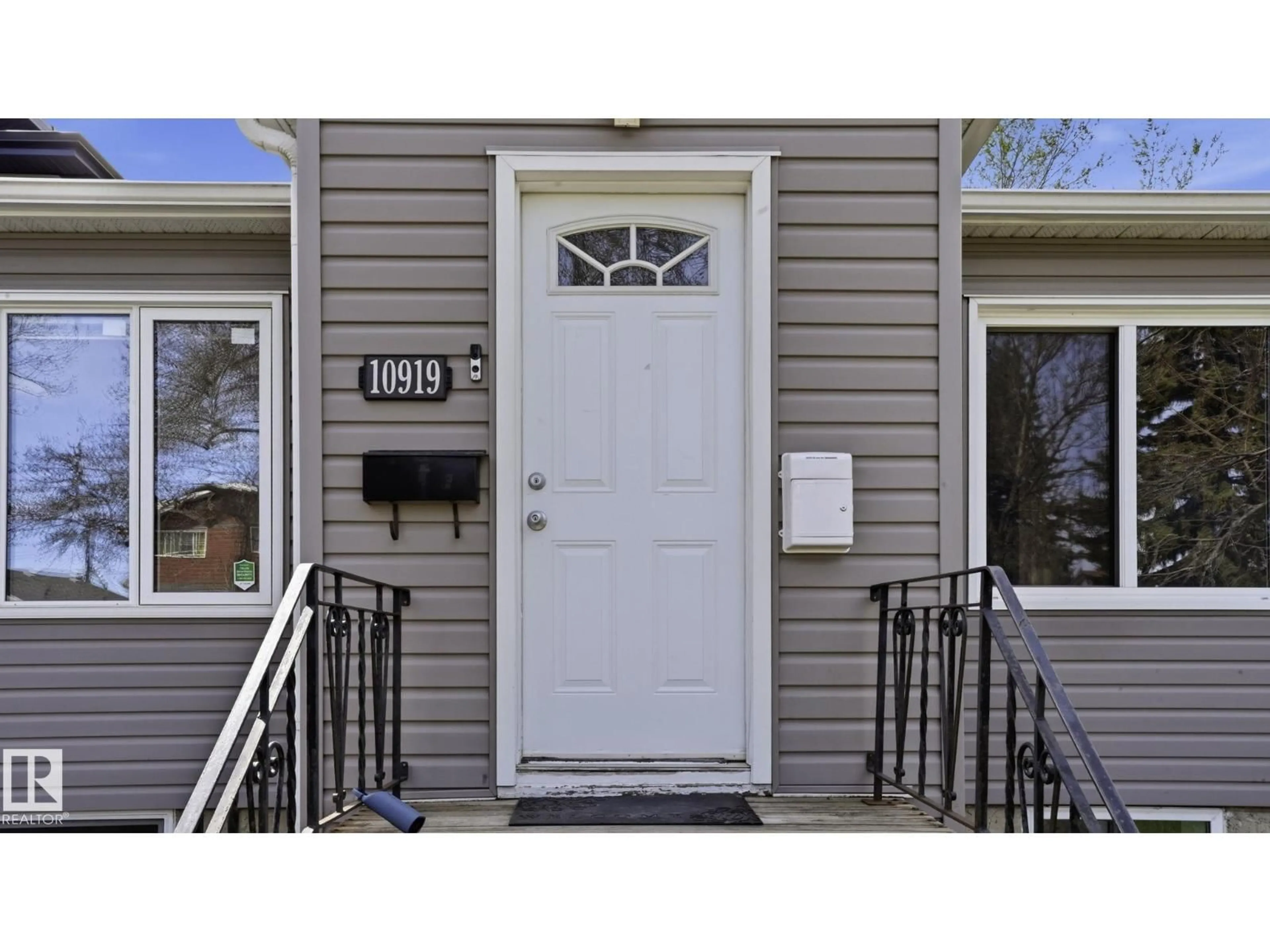Indoor entryway for NW - 10919 68 AV, Edmonton Alberta T6H2B9