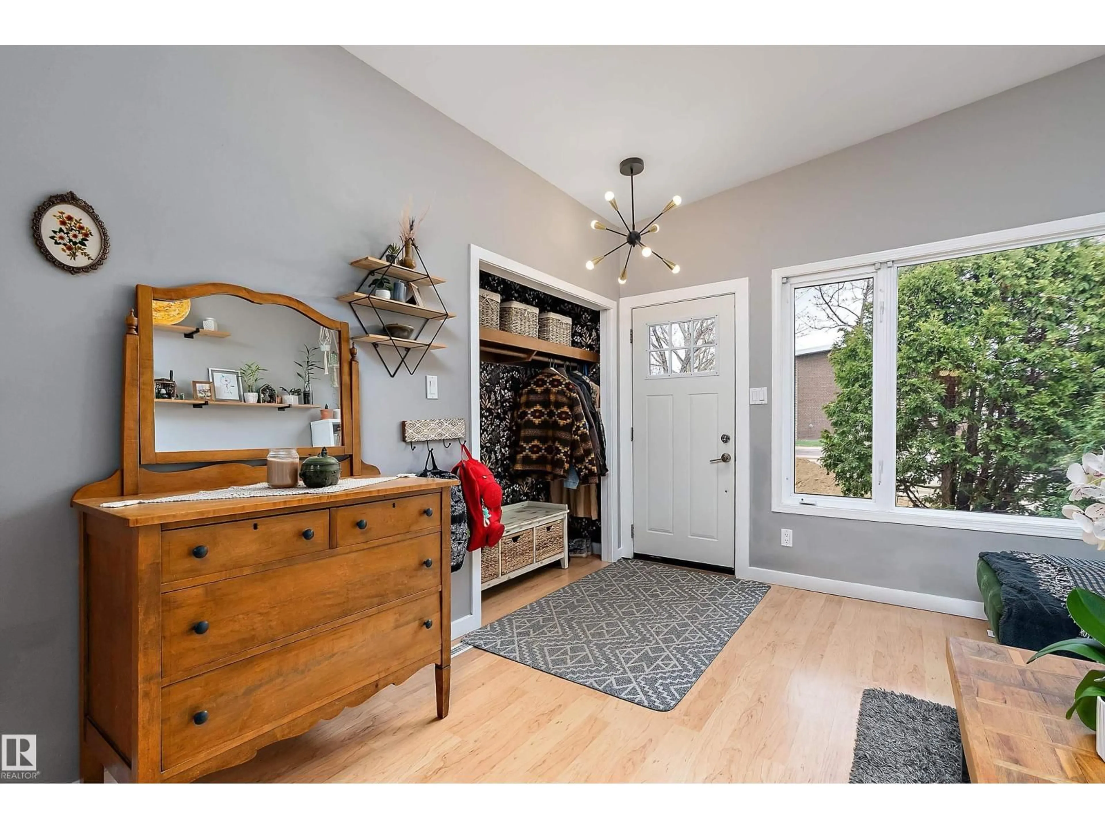 Indoor entryway for 6509 90 AV, Edmonton Alberta T6B0P1