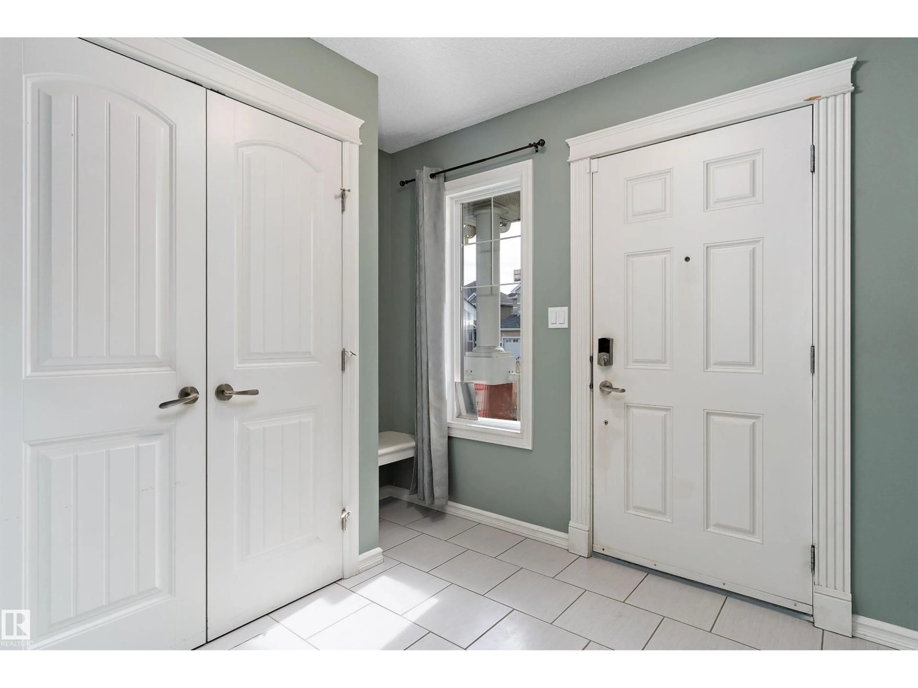 Indoor entryway for 1332 72 ST, Edmonton Alberta T6X0H2