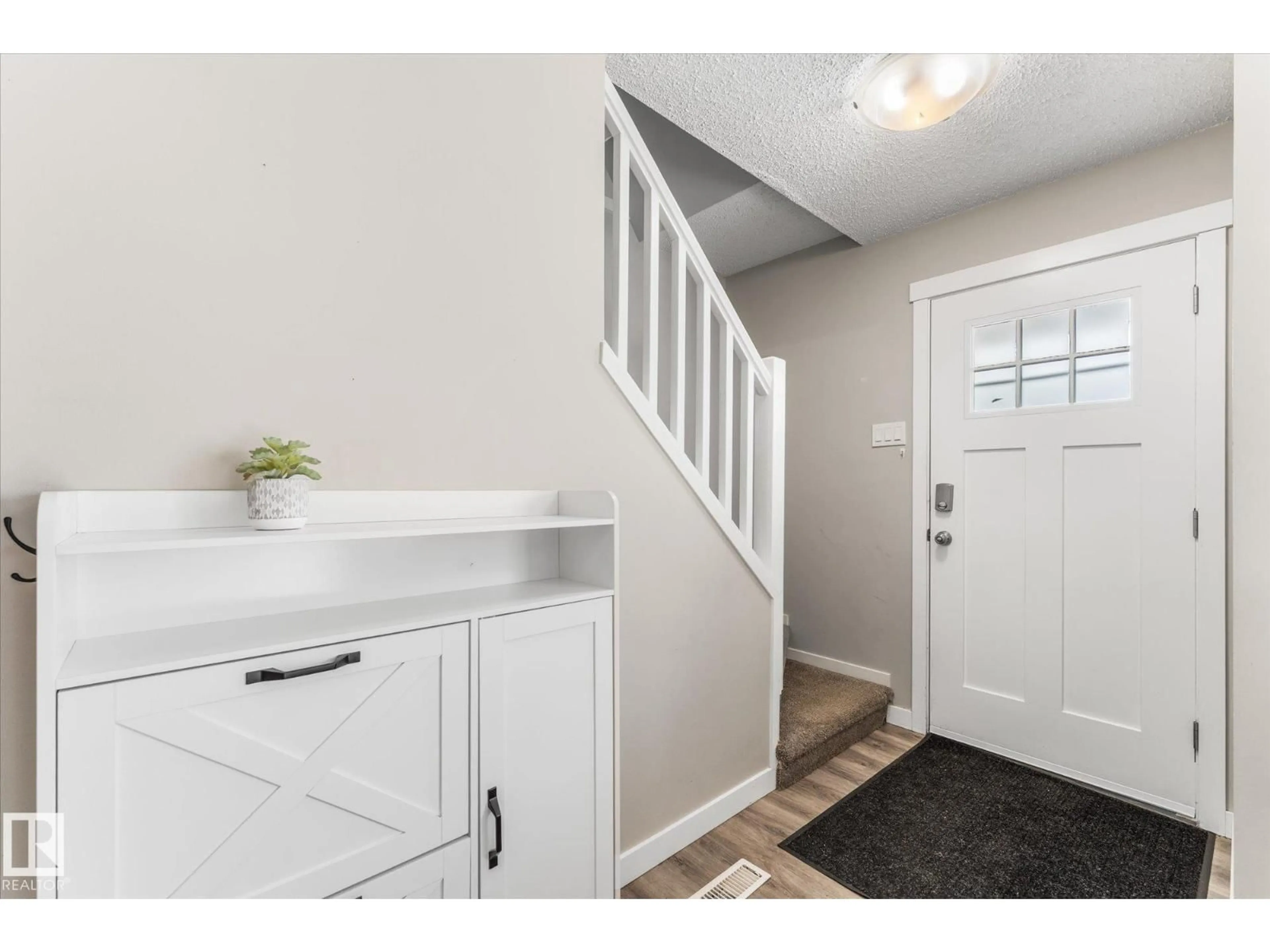 Indoor entryway for 35 MCLEOD PL, Edmonton Alberta T5A3A8