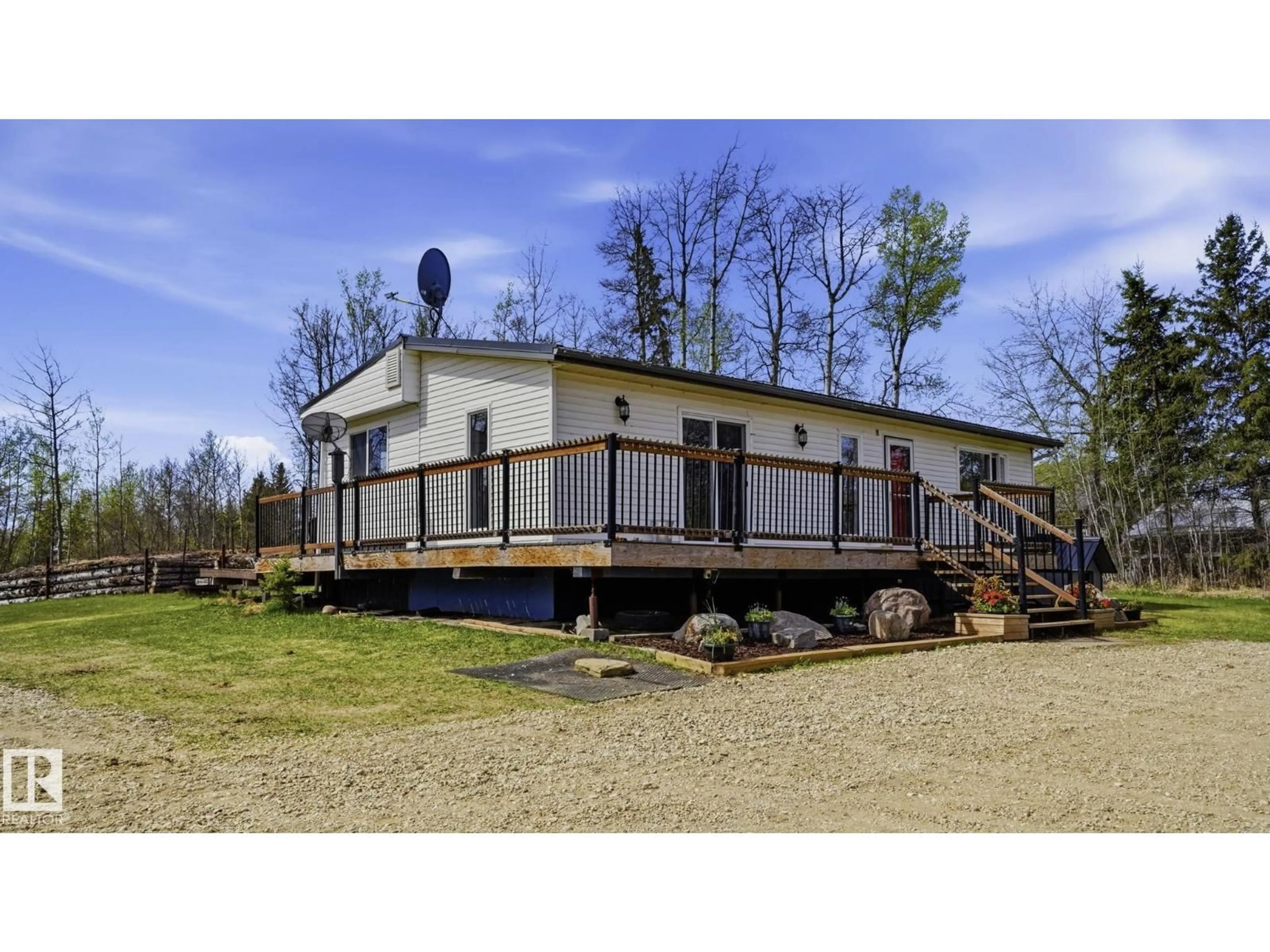 Home with vinyl exterior material, building for 55 - 53426 RGE ROAD 41, Rural Parkland County Alberta T0E0J0