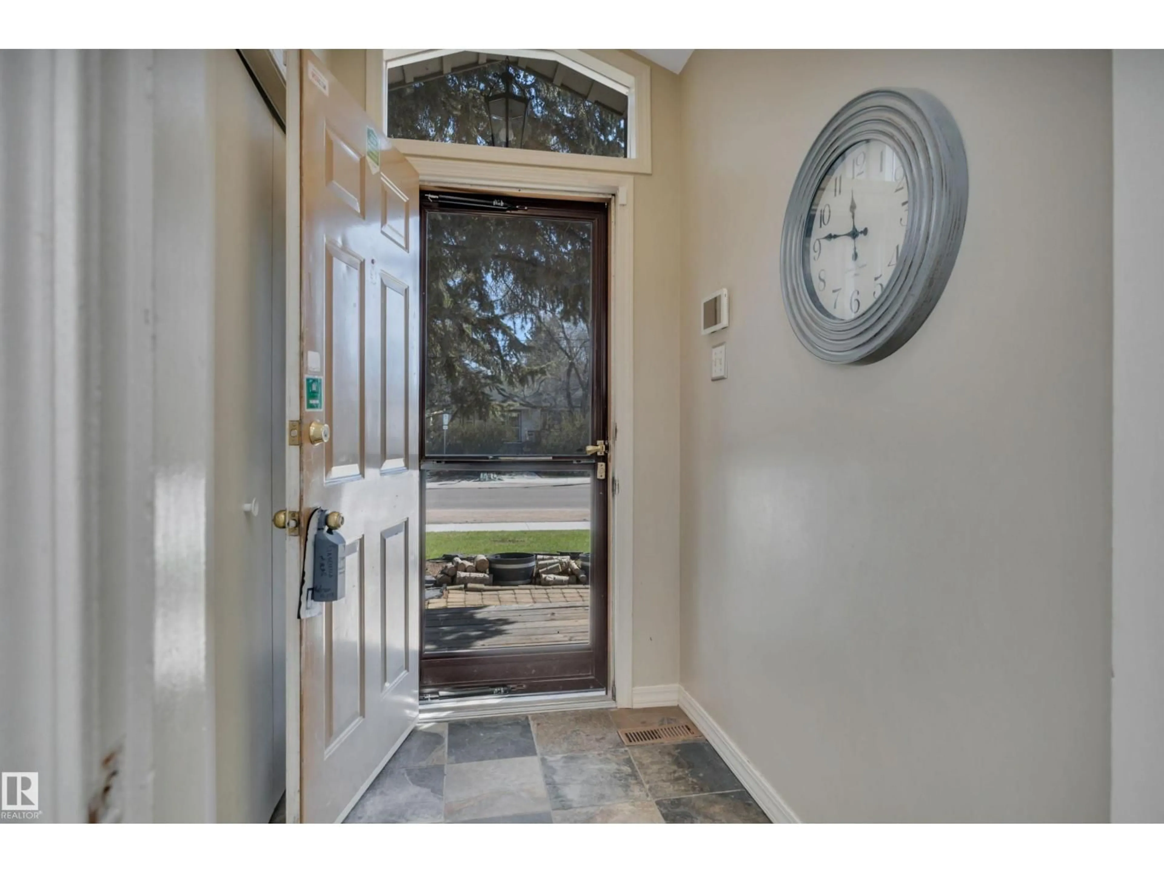 Indoor entryway for 5324 109 ST, Edmonton Alberta T6H3A4