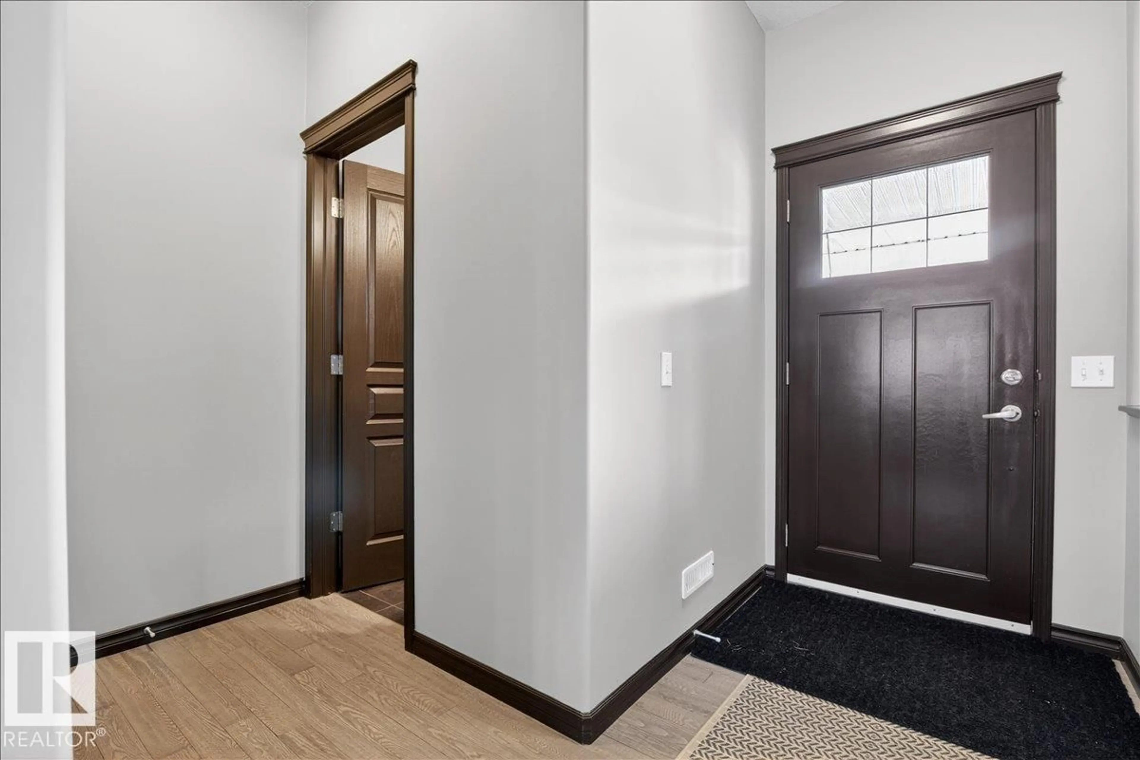 Indoor entryway for SW - 1530 CHAPMAN WY, Edmonton Alberta T6W0Z1