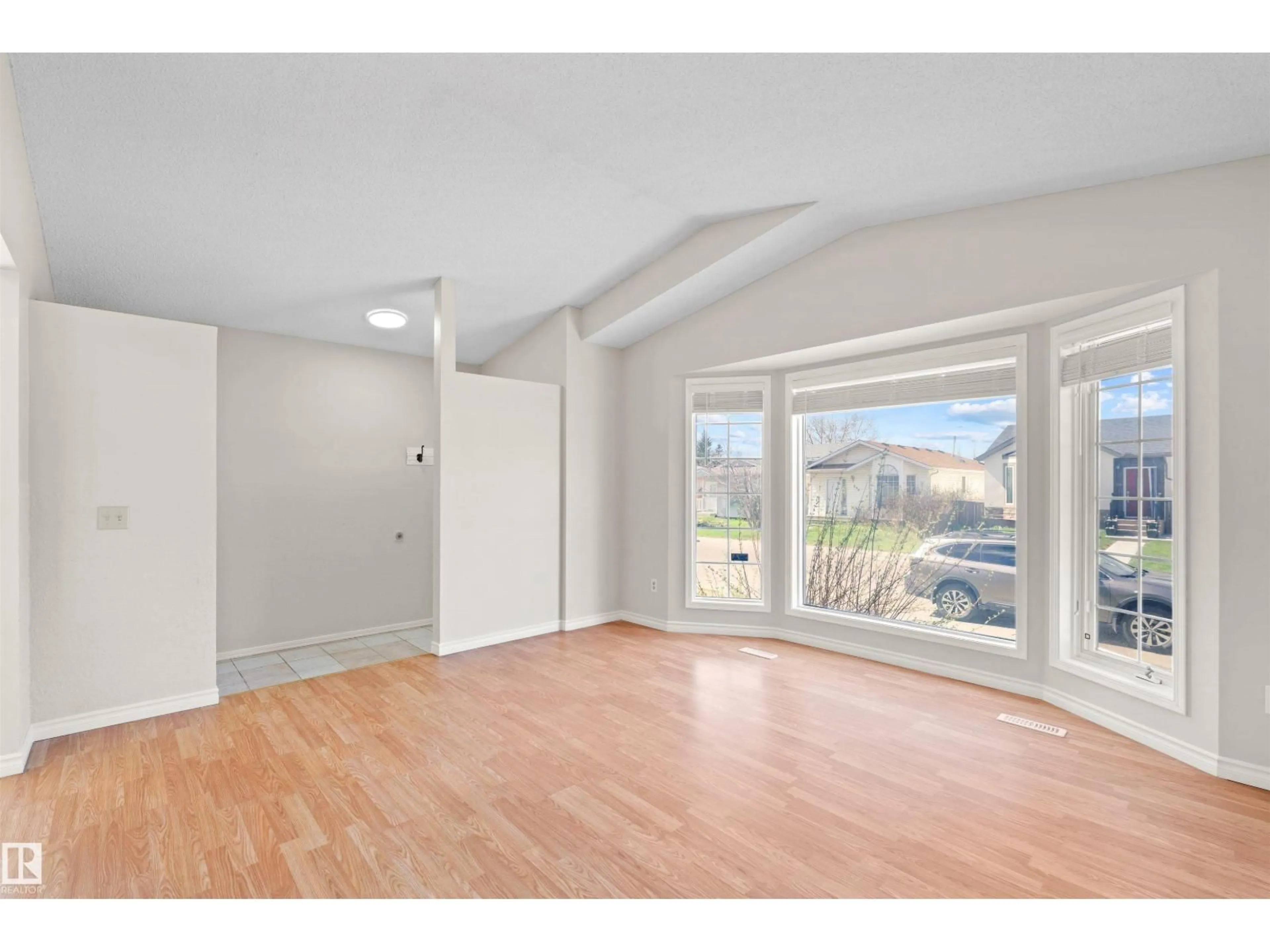 Unknown for 255 KIRKWOOD AV, Edmonton Alberta T6L5A7