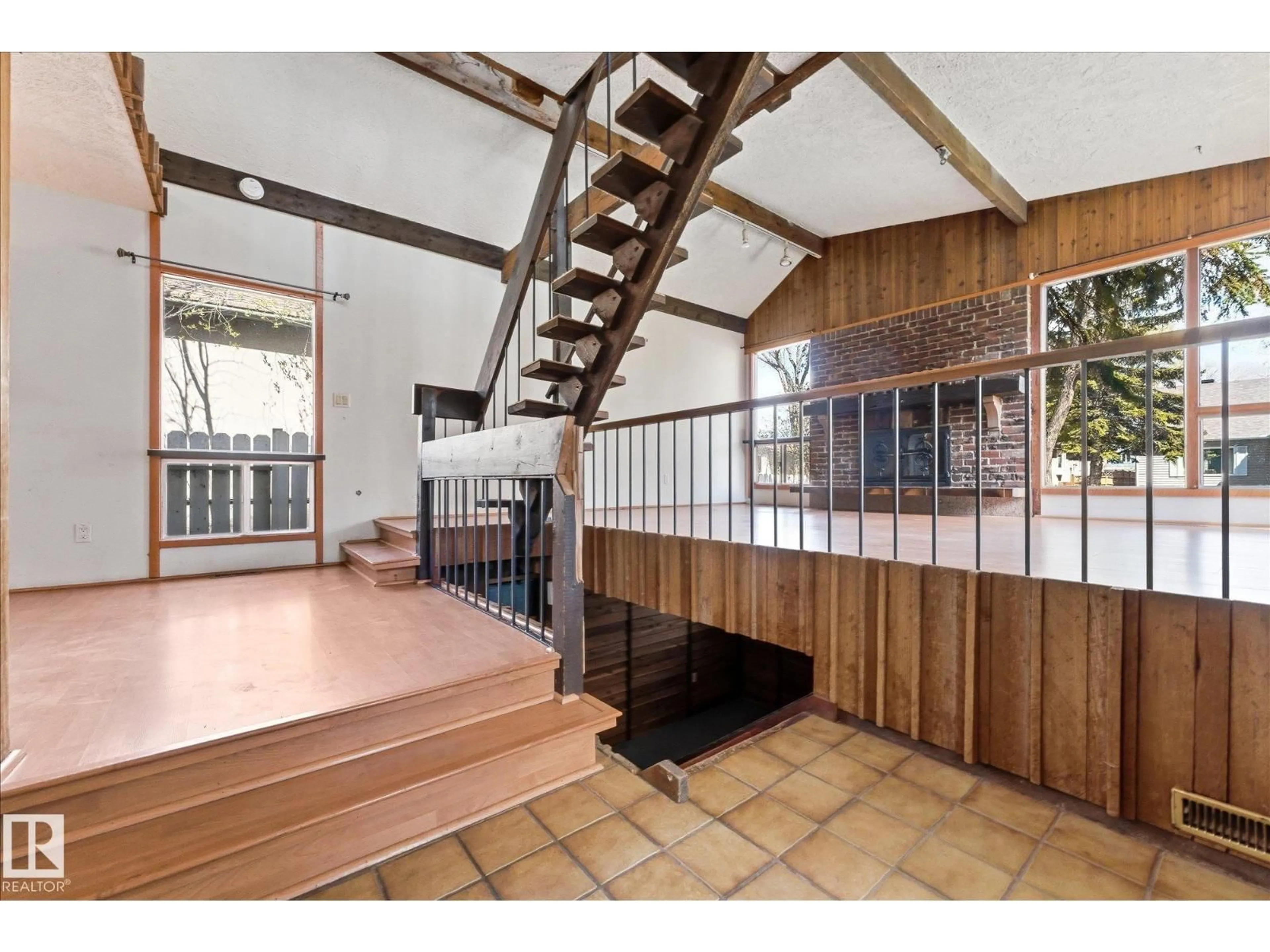 Indoor foyer for NW - 12216 60 ST, Edmonton Alberta T5W3Z9