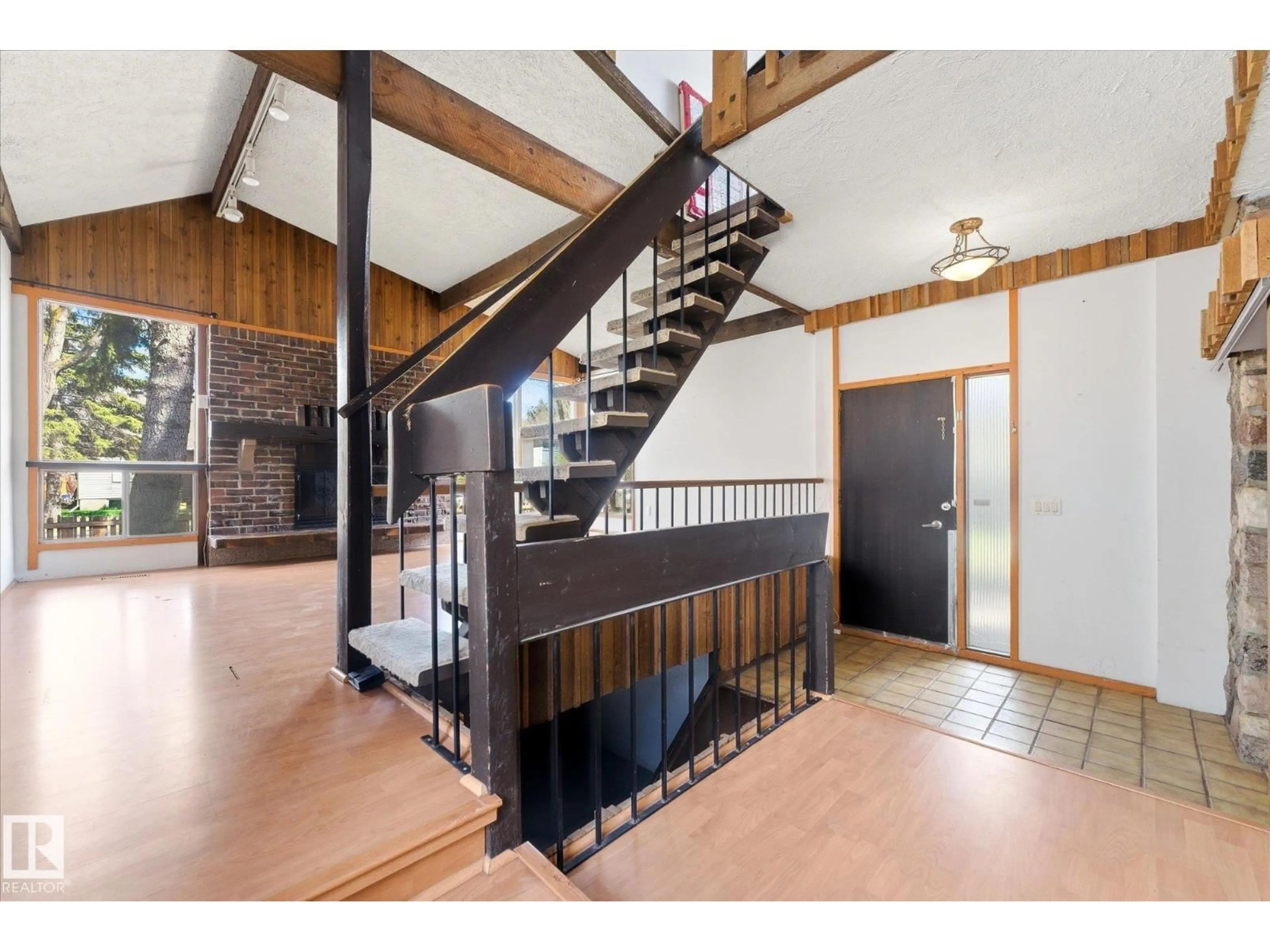 Indoor foyer for NW - 12216 60 ST, Edmonton Alberta T5W3Z9