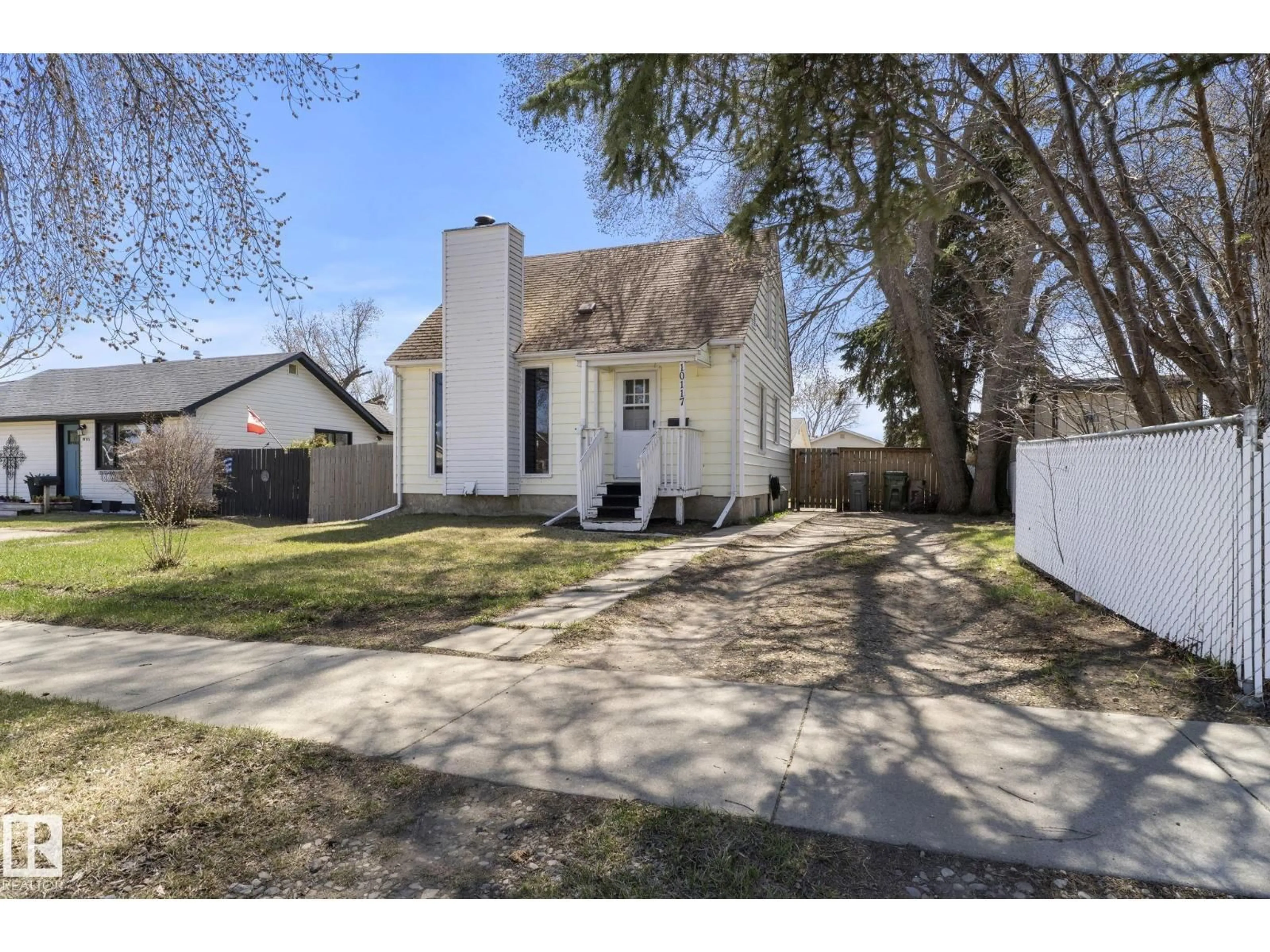 A pic from outside/outdoor area/front of a property/back of a property/a pic from drone, street for 10117 103 AV, Morinville Alberta T8R1A7