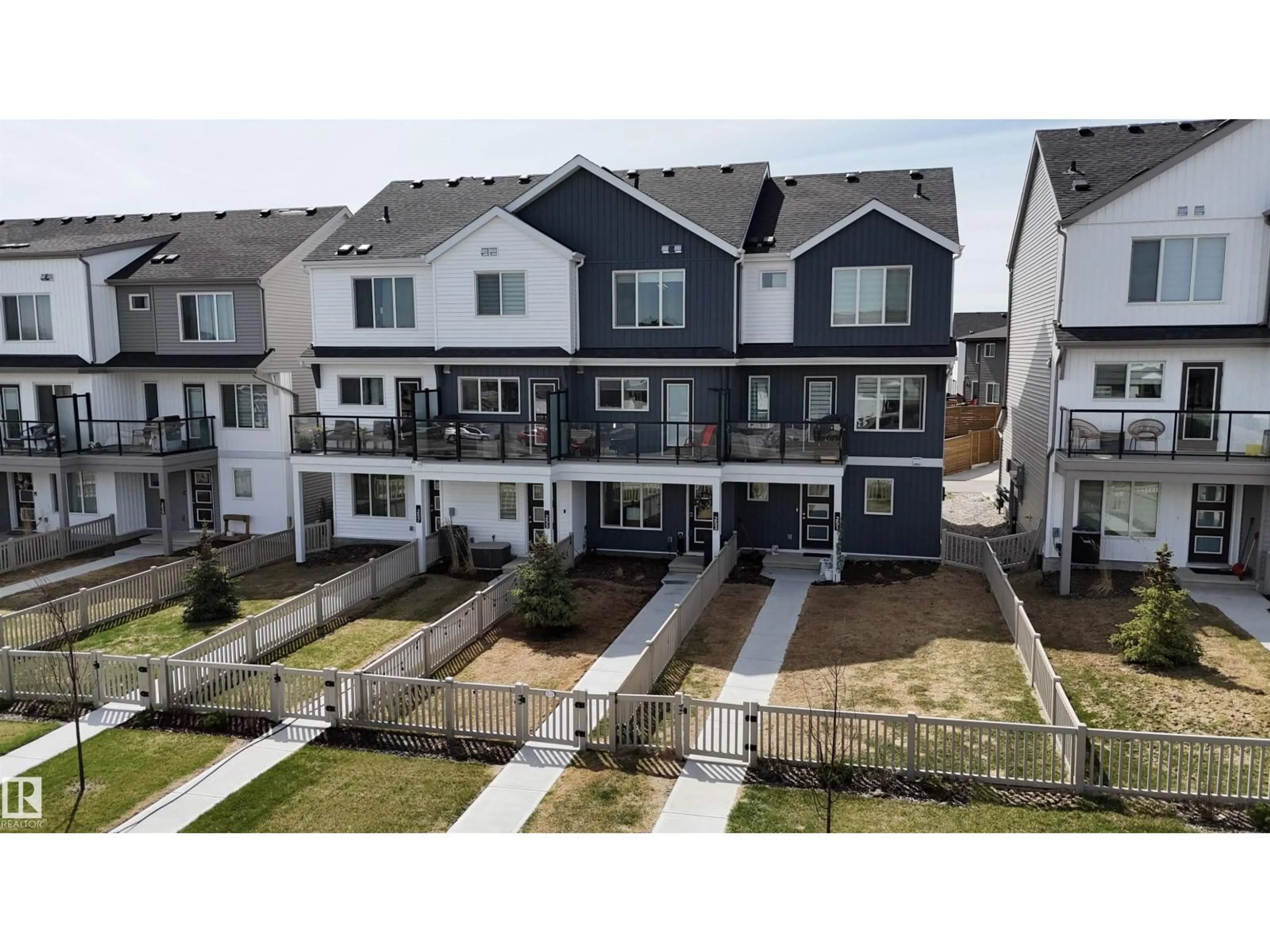A pic from outside/outdoor area/front of a property/back of a property/a pic from drone, street for 253 MARQUIS BV, Edmonton Alberta T5Y4E7