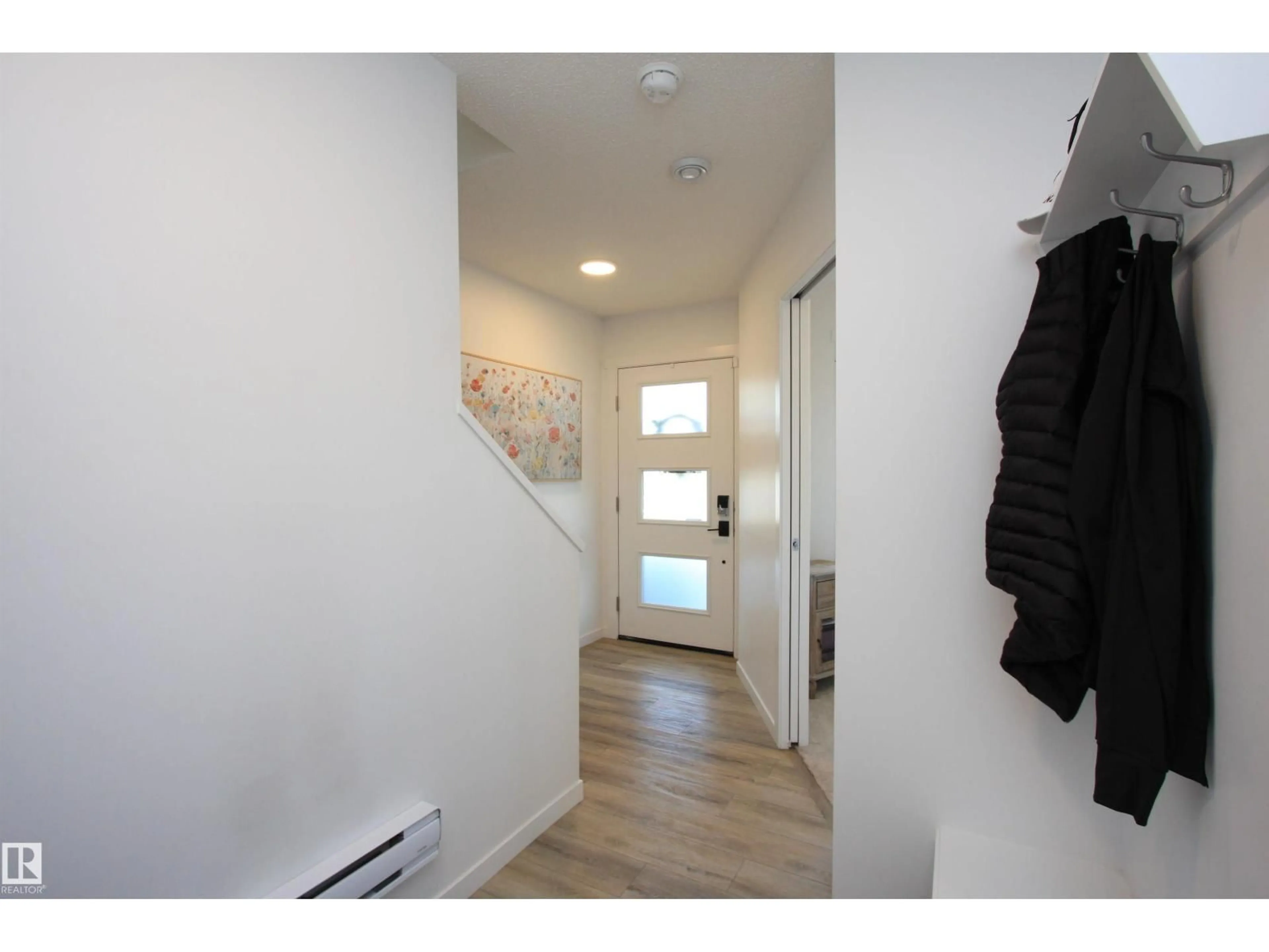 Indoor entryway for 253 MARQUIS BV, Edmonton Alberta T5Y4E7
