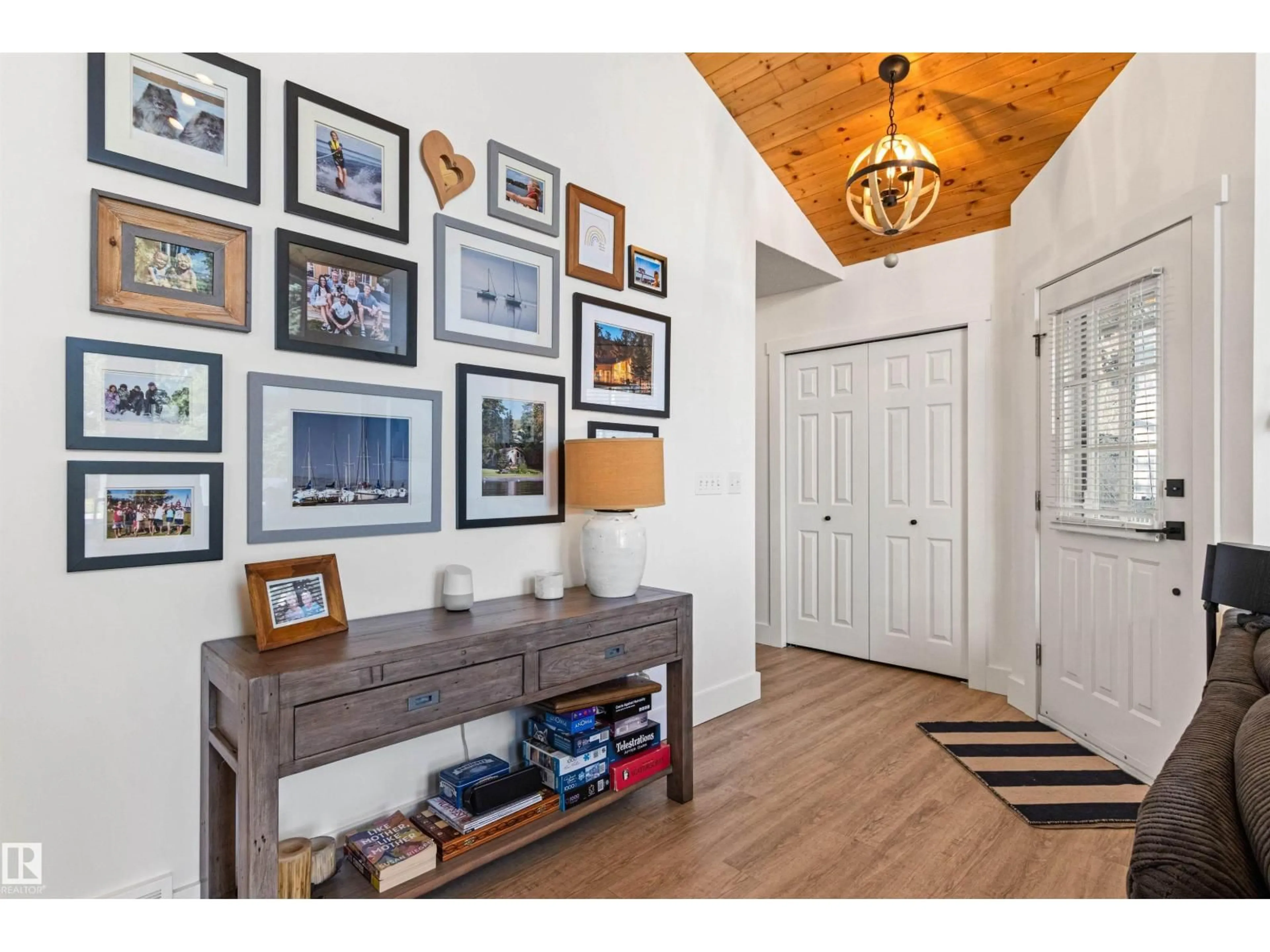 Indoor entryway for N - 181 1 AV, Rural Parkland County Alberta T0E2B0