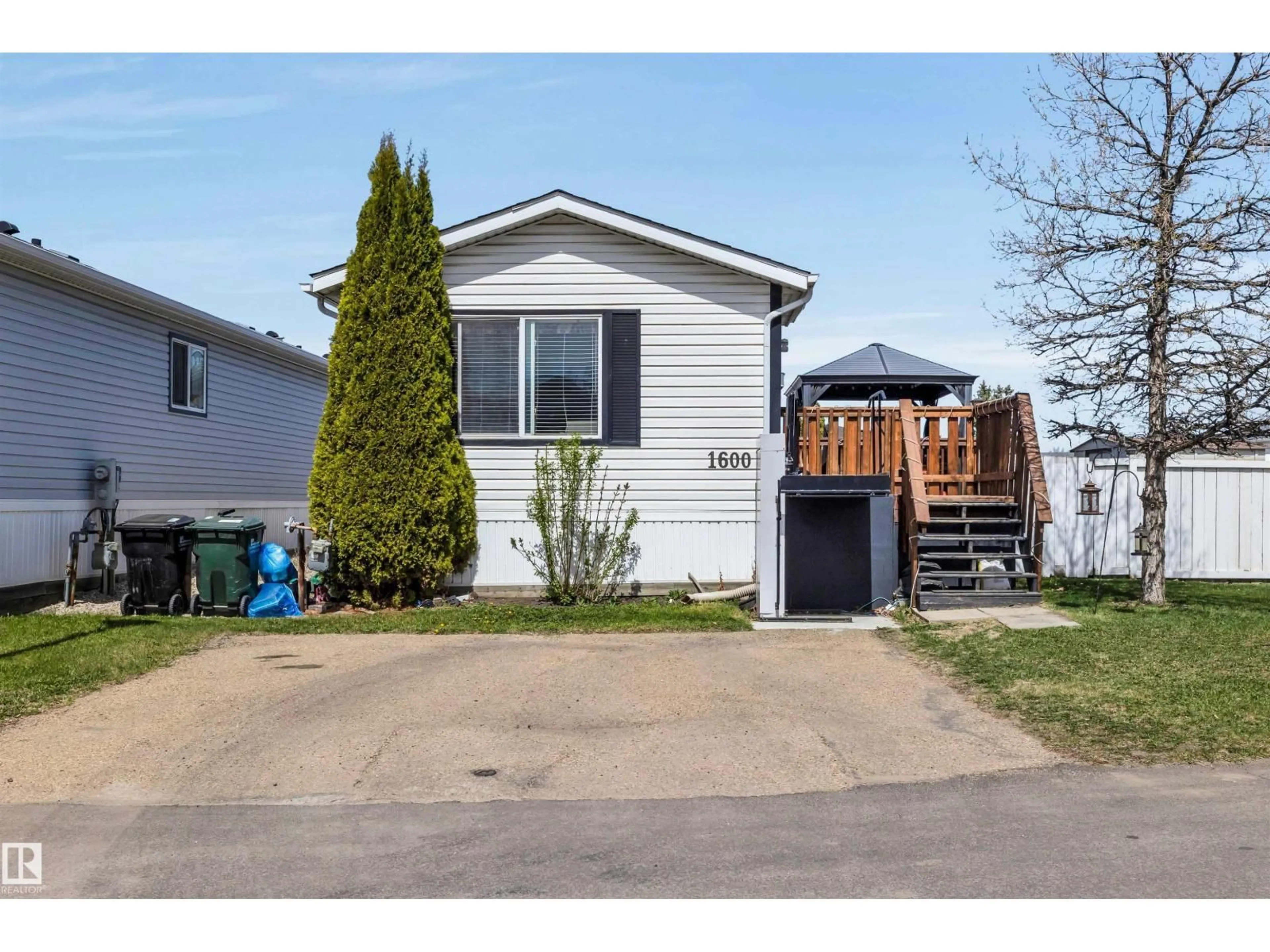 Home with vinyl exterior material, street for 1600 JUBILEE CR, Sherwood Park Alberta T8H2J3