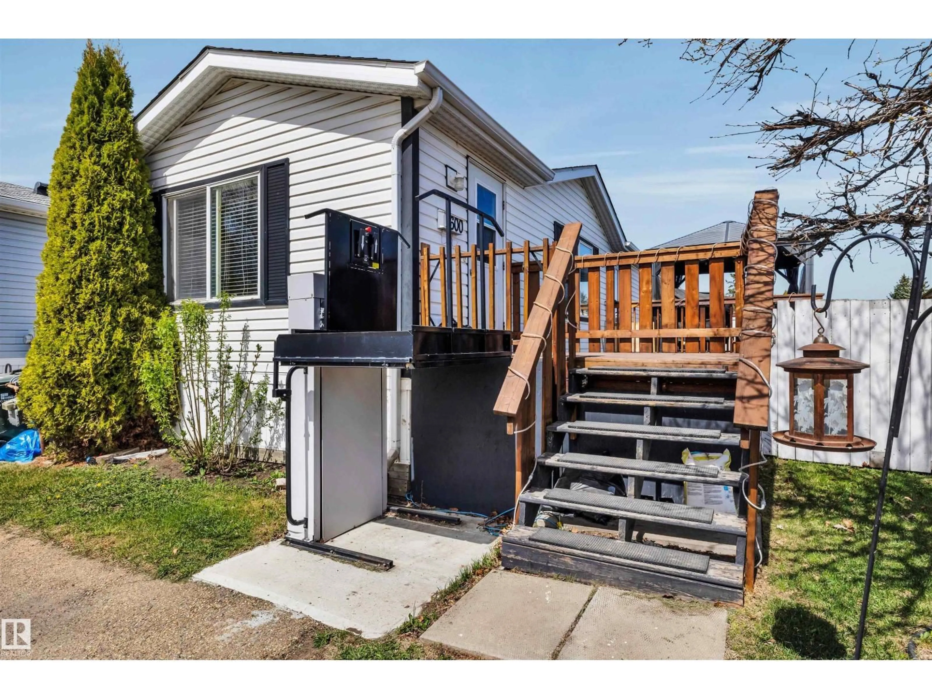 Home with vinyl exterior material, street for 1600 JUBILEE CR, Sherwood Park Alberta T8H2J3