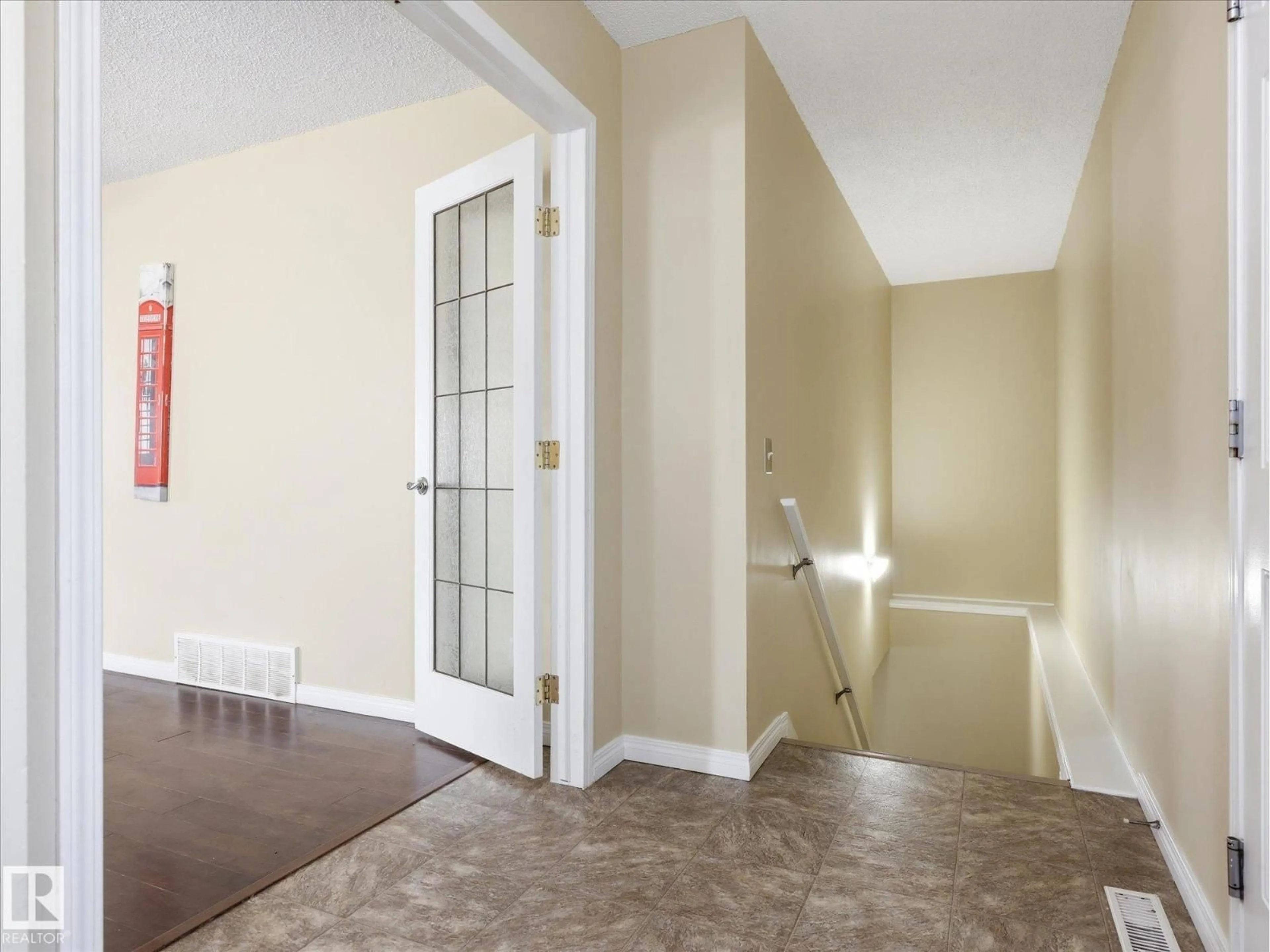 Indoor foyer for NW - 15135 43 ST, Edmonton Alberta T5Y3B3
