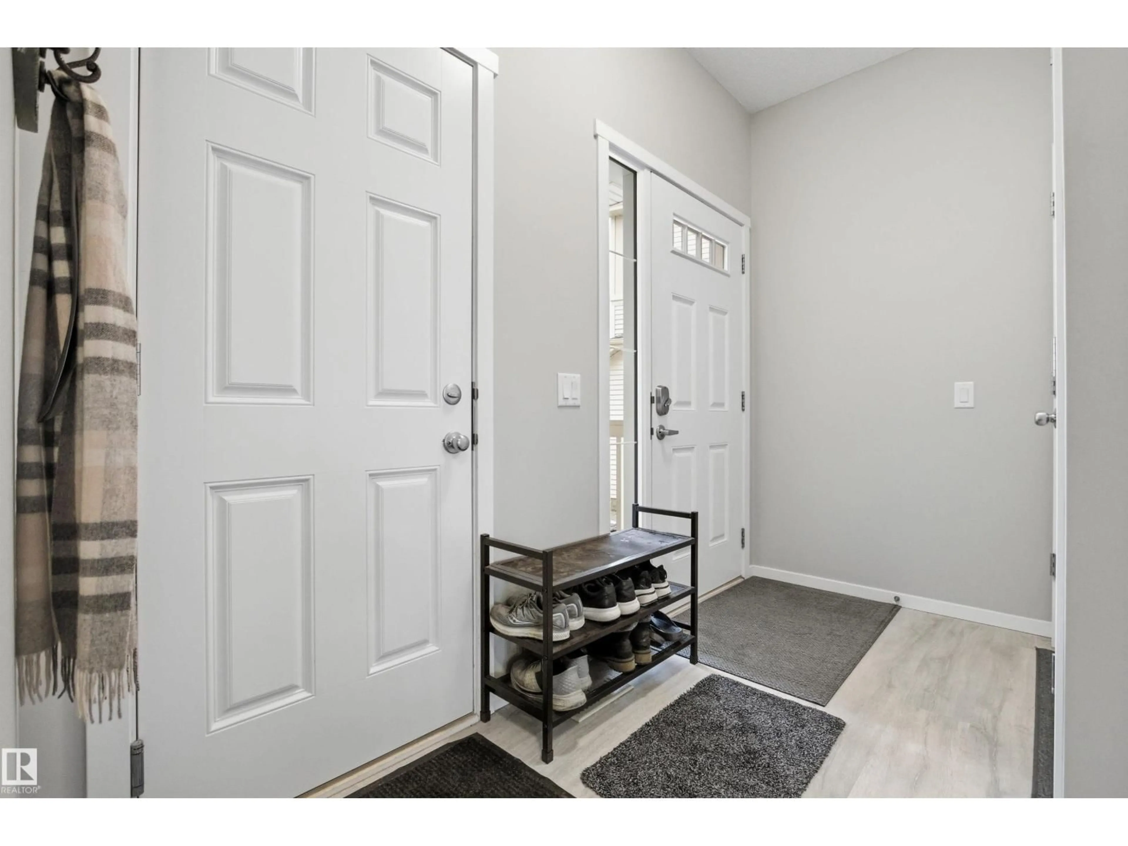 Indoor entryway for 807 EAGLETON LI, Edmonton Alberta T6M0V3