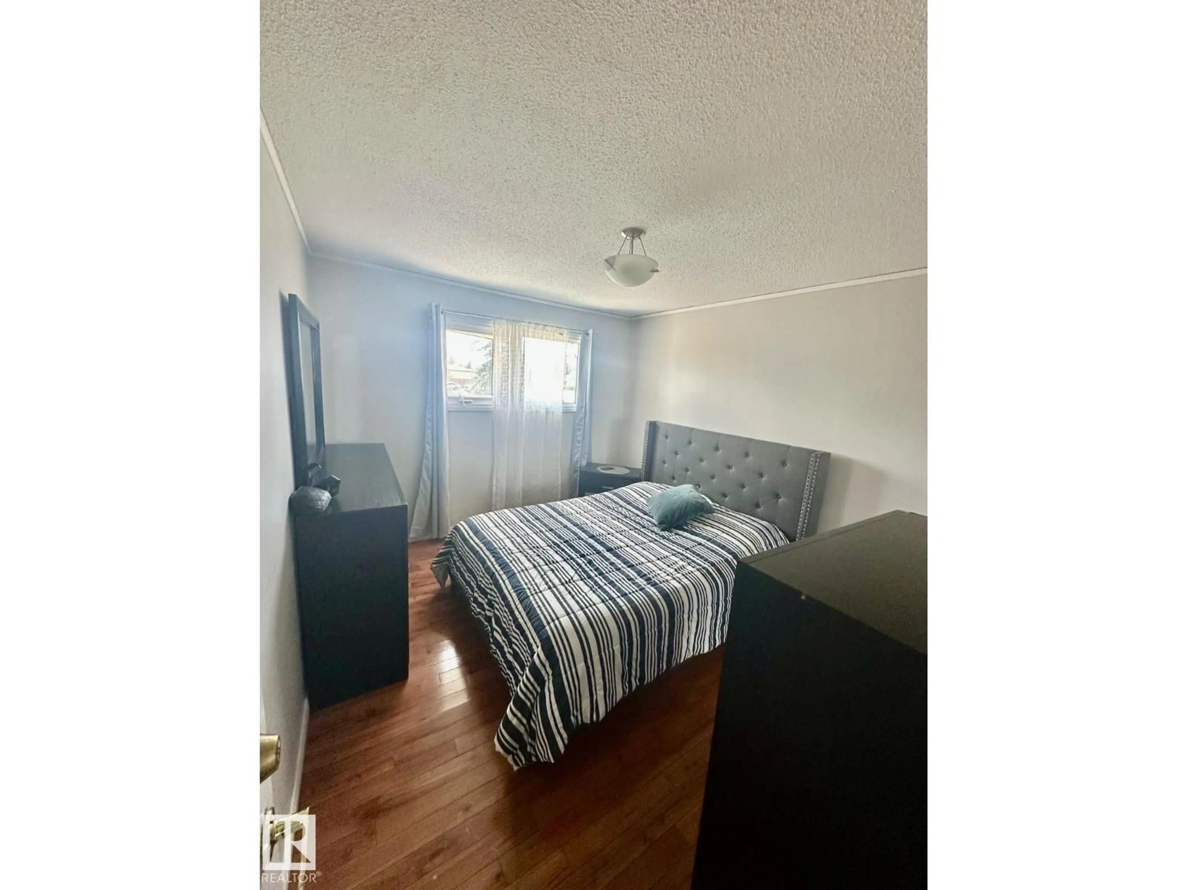 A pic of a room for 8620 137 AV, Edmonton Alberta T5E1X0