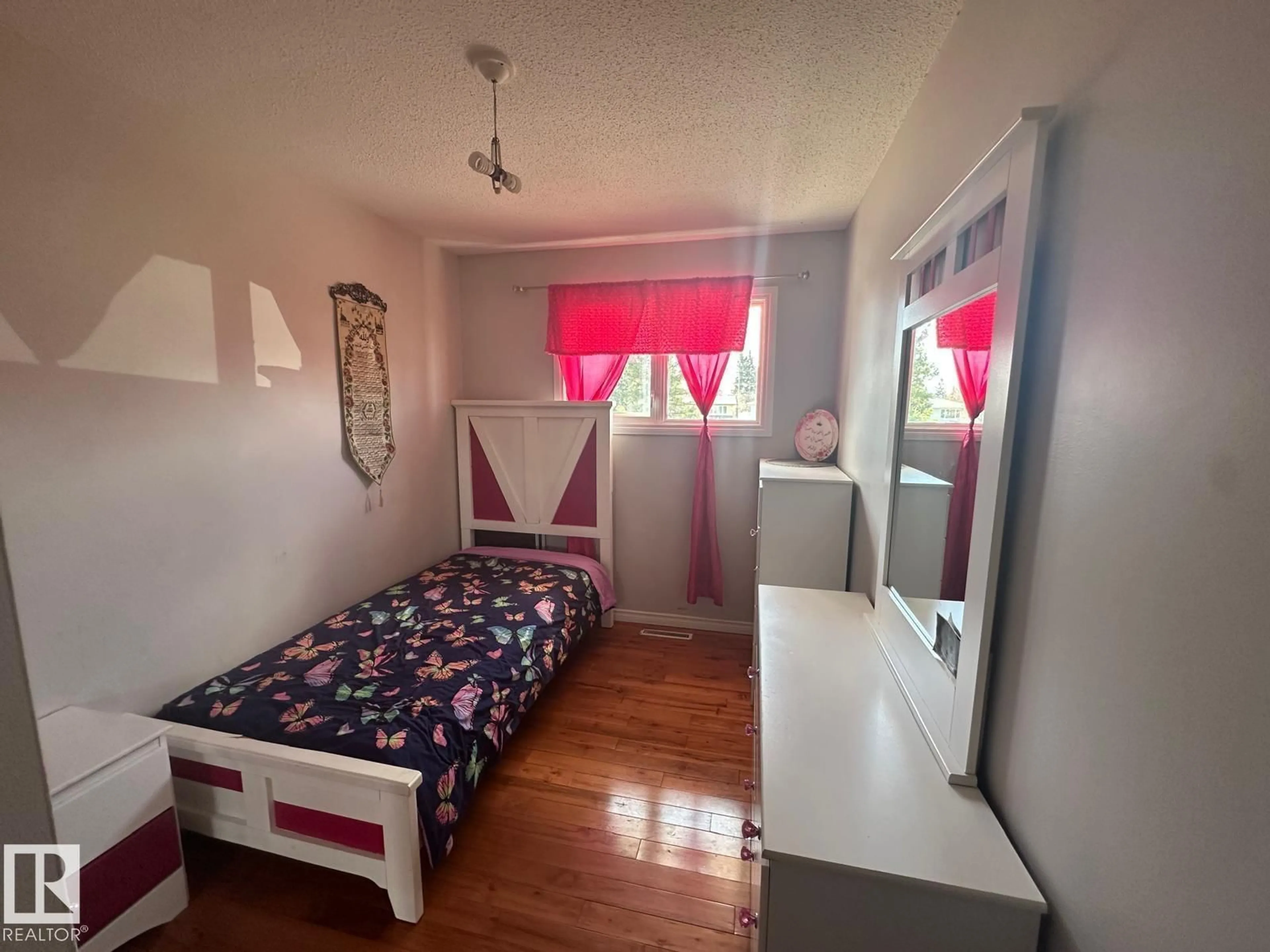 A pic of a room for 8620 137 AV, Edmonton Alberta T5E1X0