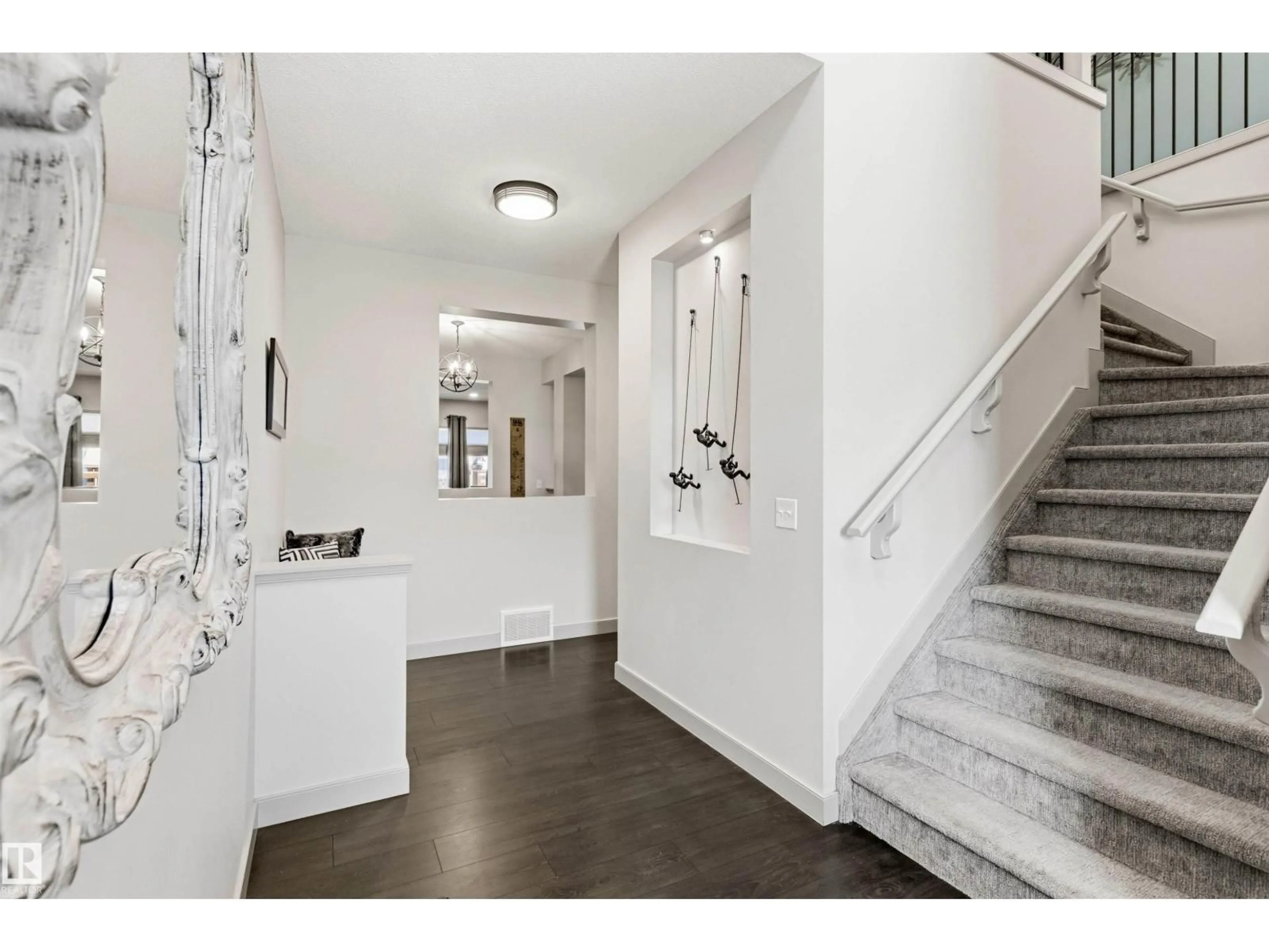 Indoor foyer for 7343 ARMOUR CR, Edmonton Alberta T6W2S2