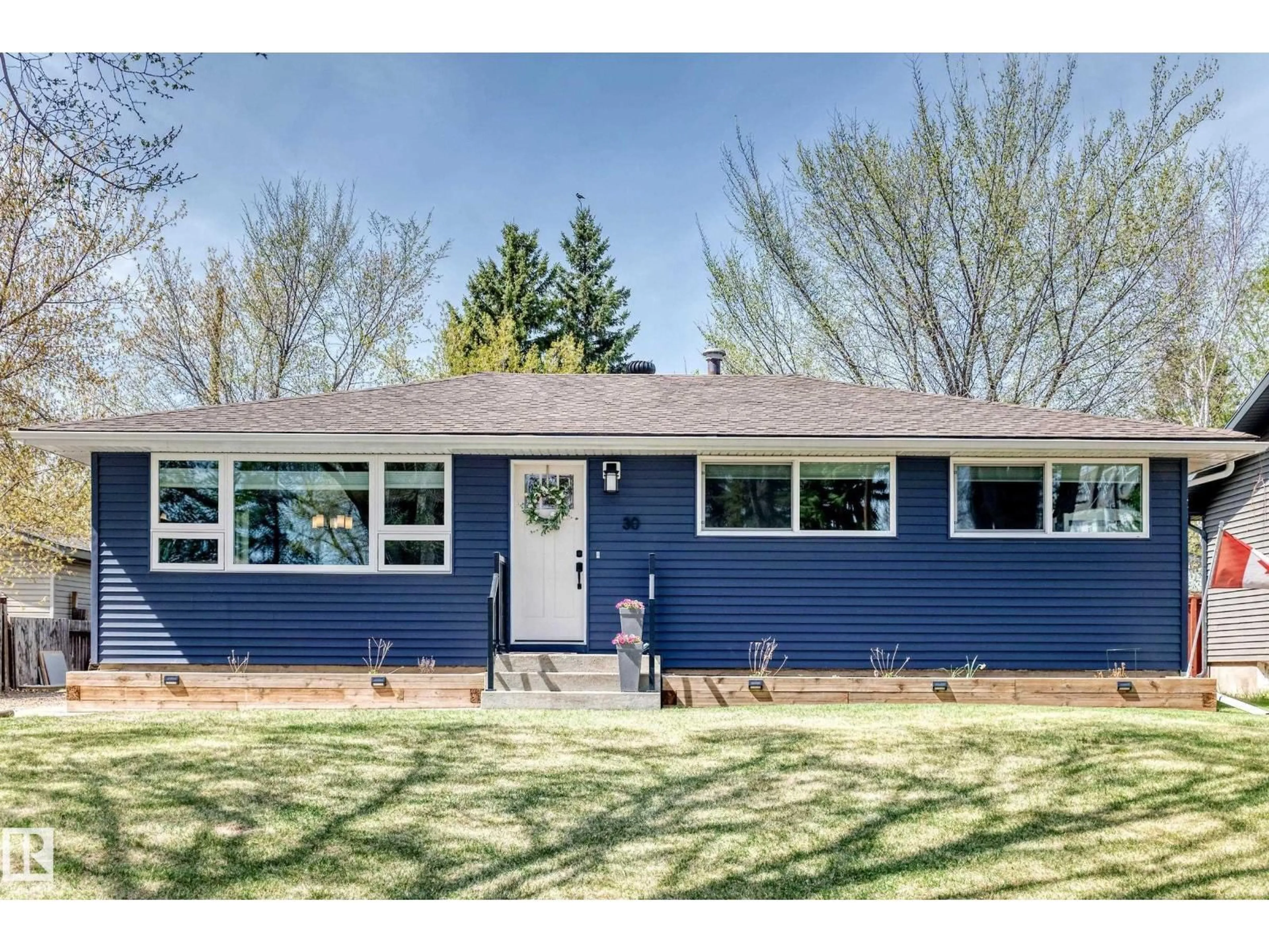 Home with vinyl exterior material, street for 30 SUNNYSIDE CR, St. Albert Alberta T8N0J5