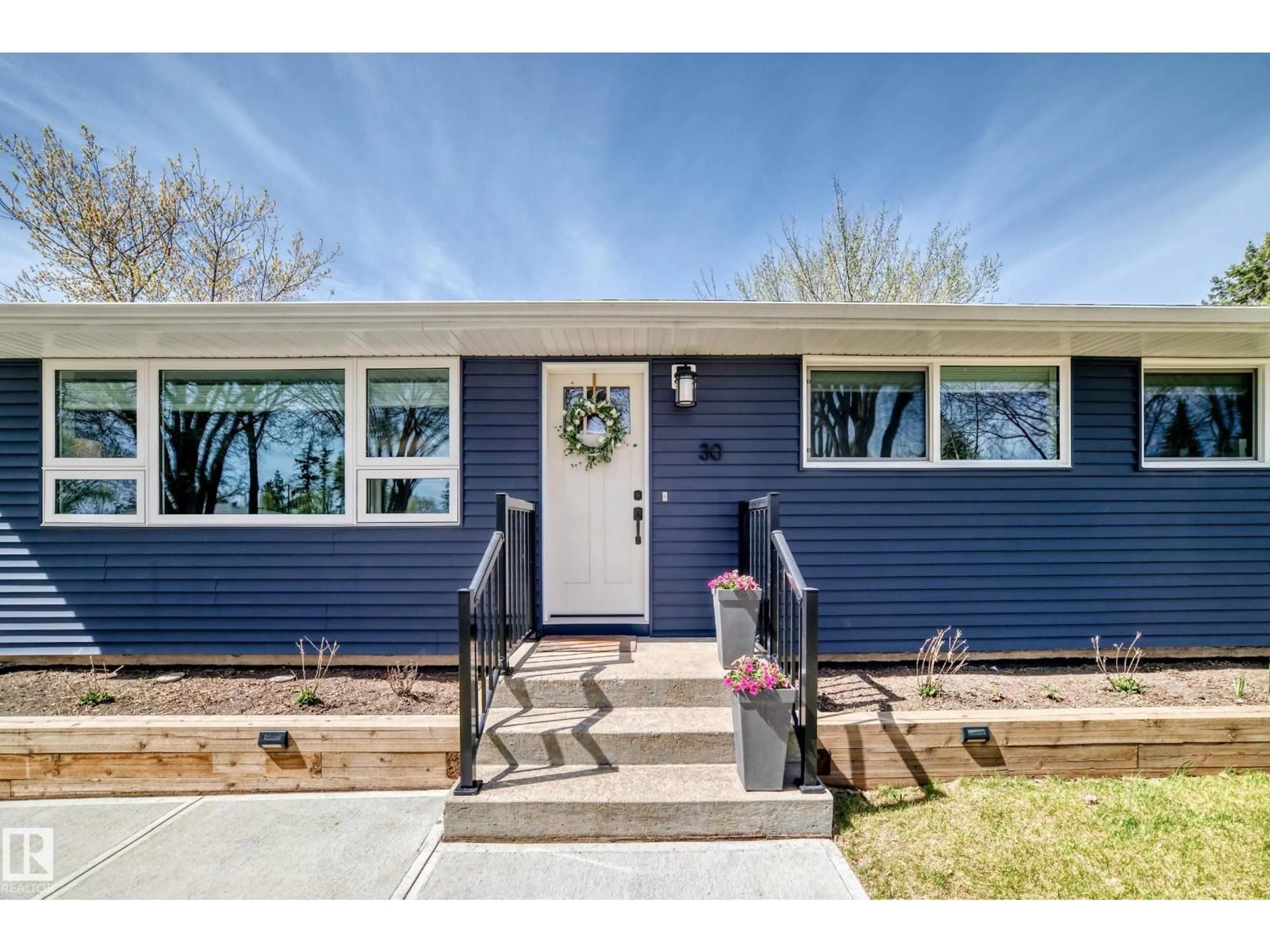 Home with vinyl exterior material, street for 30 SUNNYSIDE CR, St. Albert Alberta T8N0J5