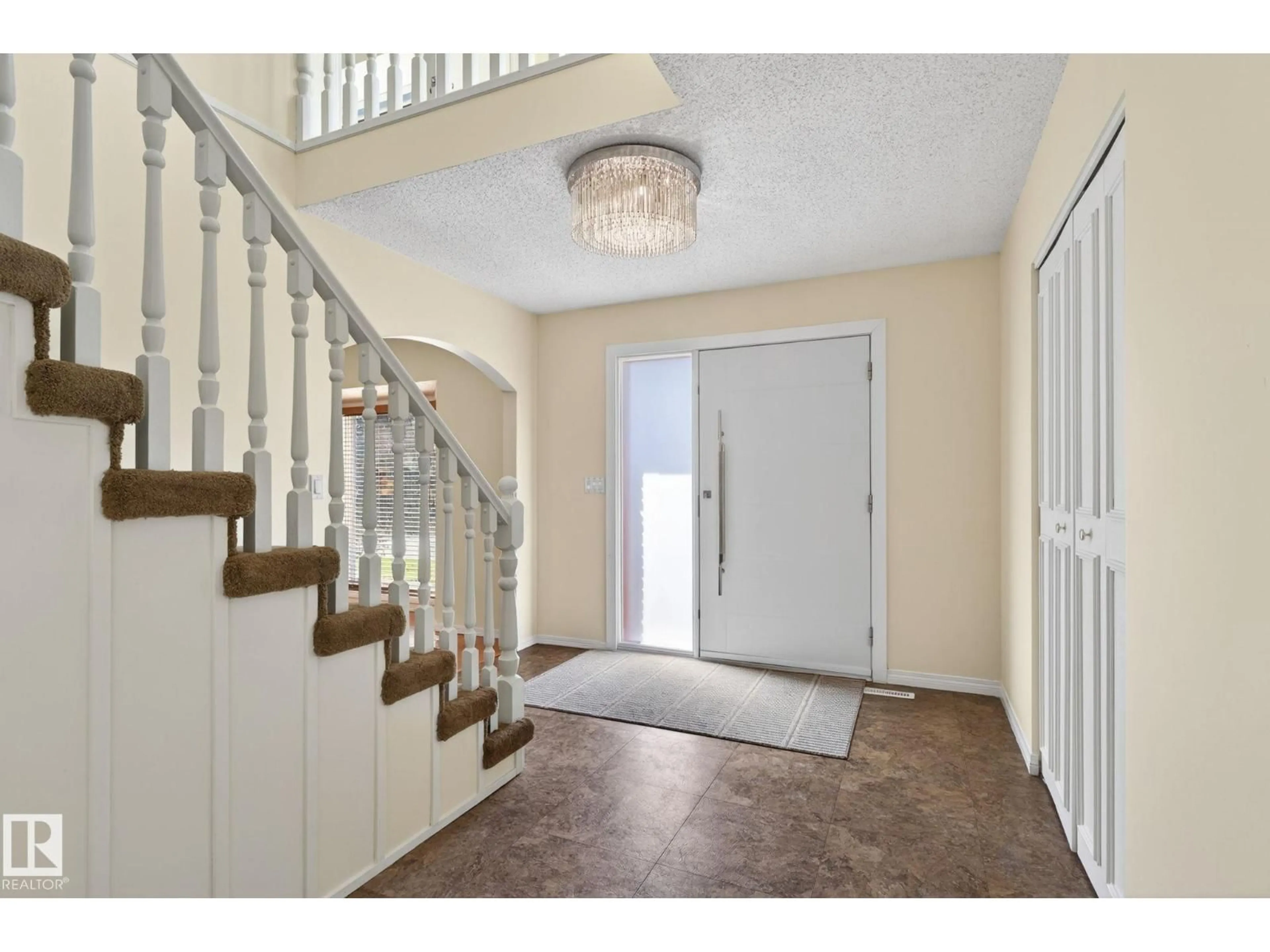 Indoor entryway for 176 WAYGOOD RD, Edmonton Alberta T5T5M4