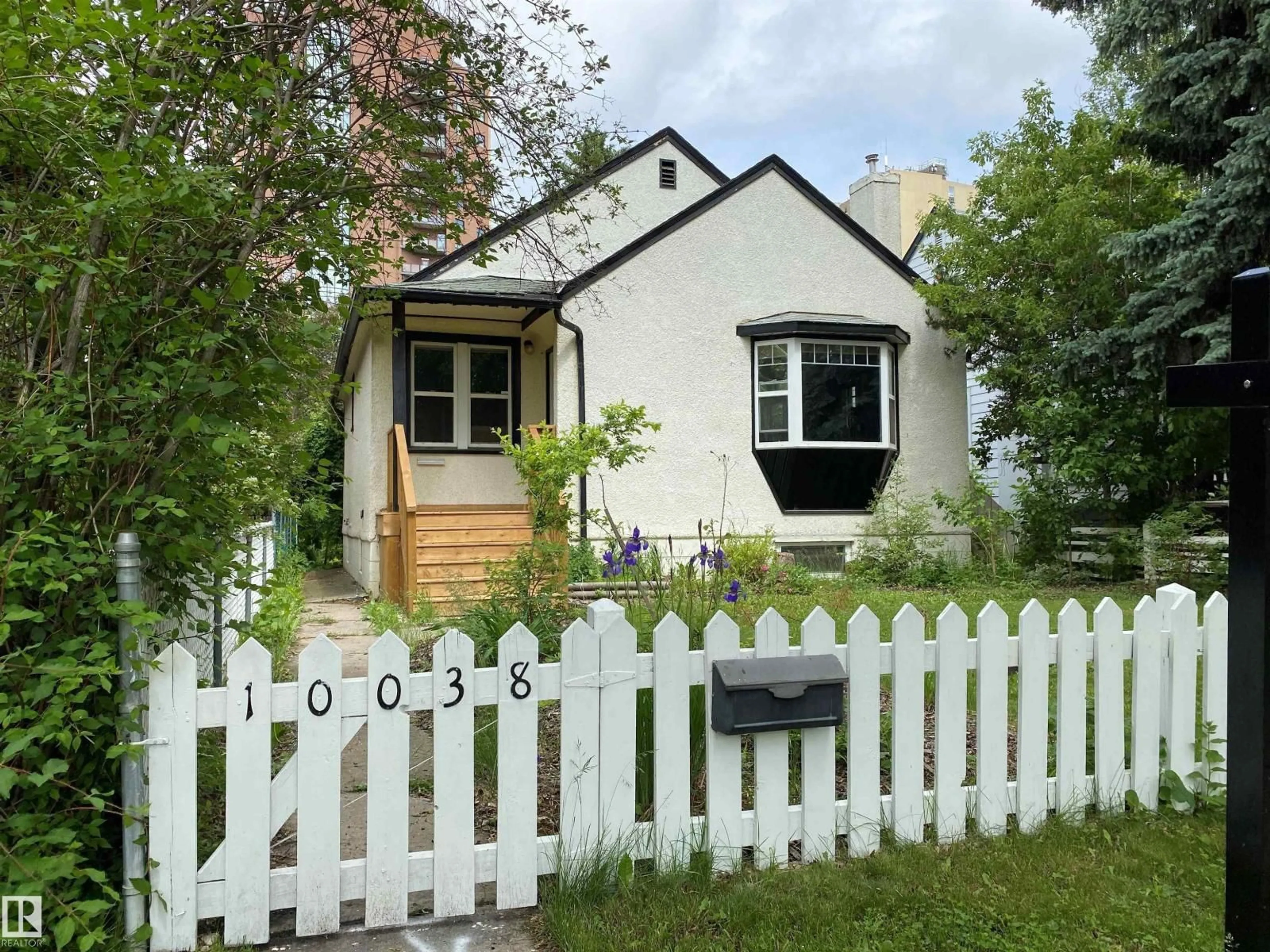 Unknown for 10038 88 AV, Edmonton Alberta T6E2R7