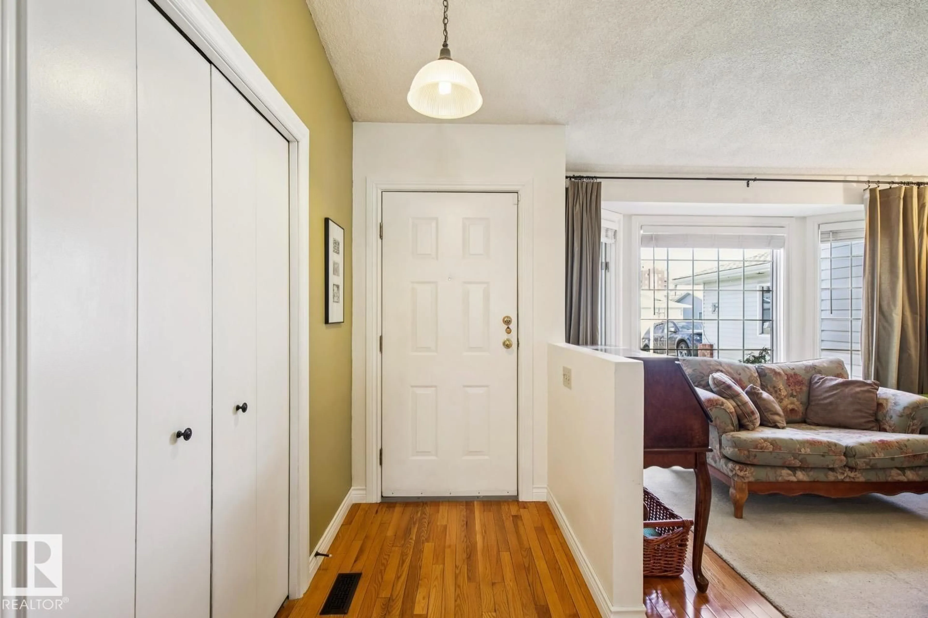 Indoor entryway for 7531 137A AV, Edmonton Alberta T5C3R4