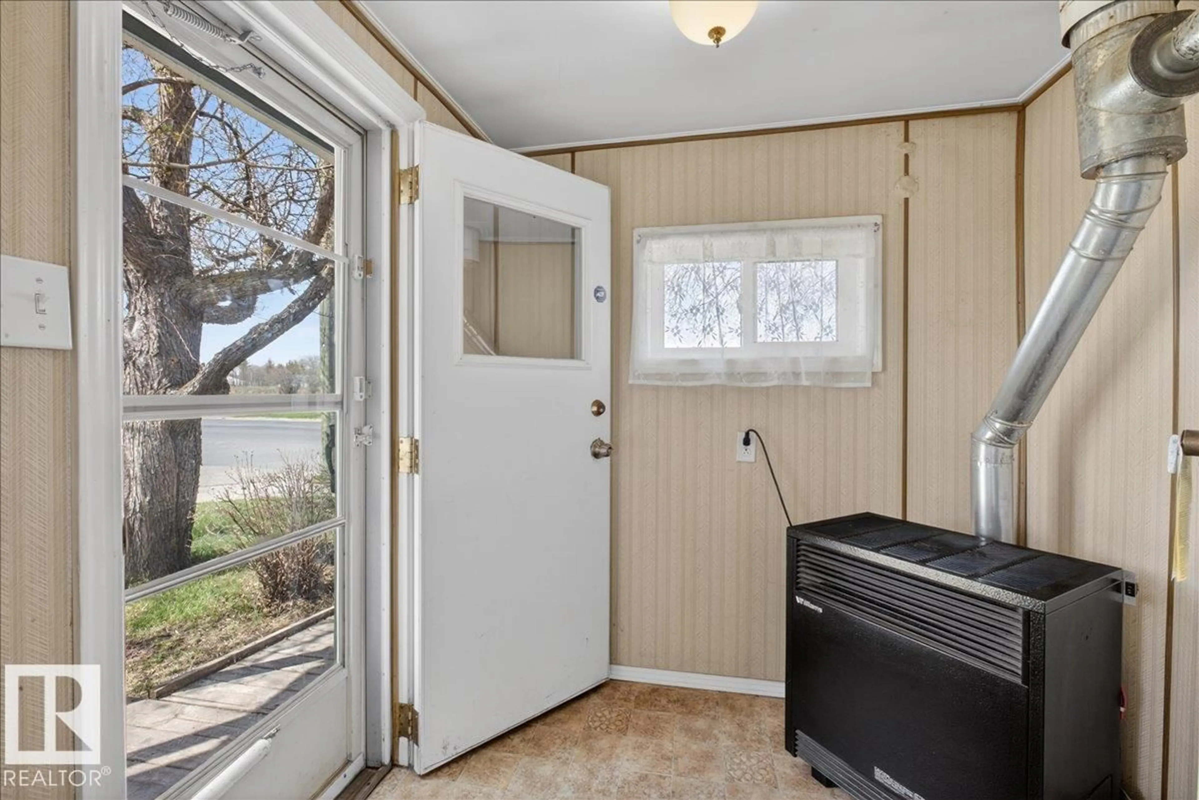 Indoor entryway for 4803 51 ST, Gibbons Alberta T0A1N0