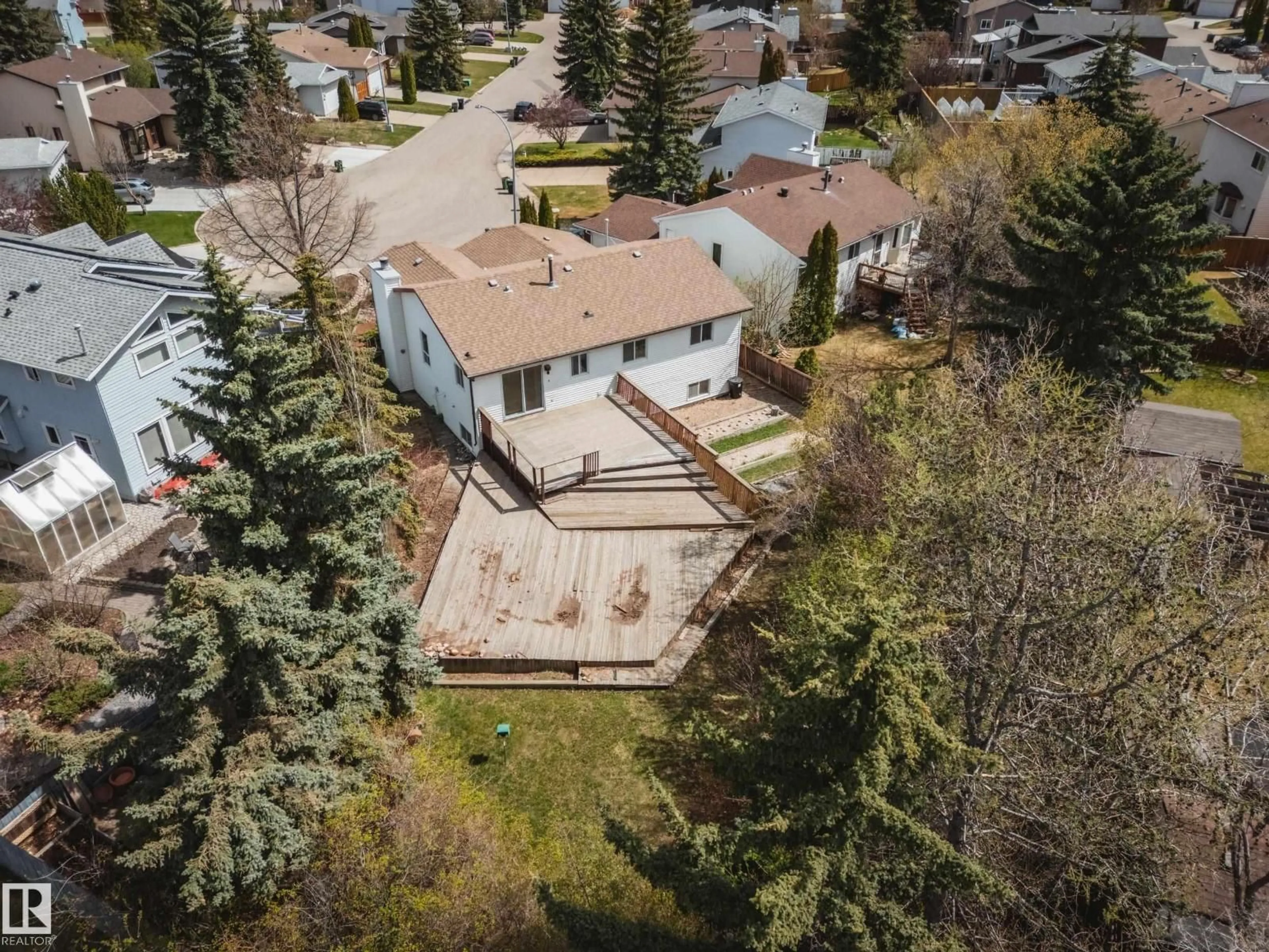 A pic from outside/outdoor area/front of a property/back of a property/a pic from drone, street for 1030 106 ST, Edmonton Alberta T6J6H1