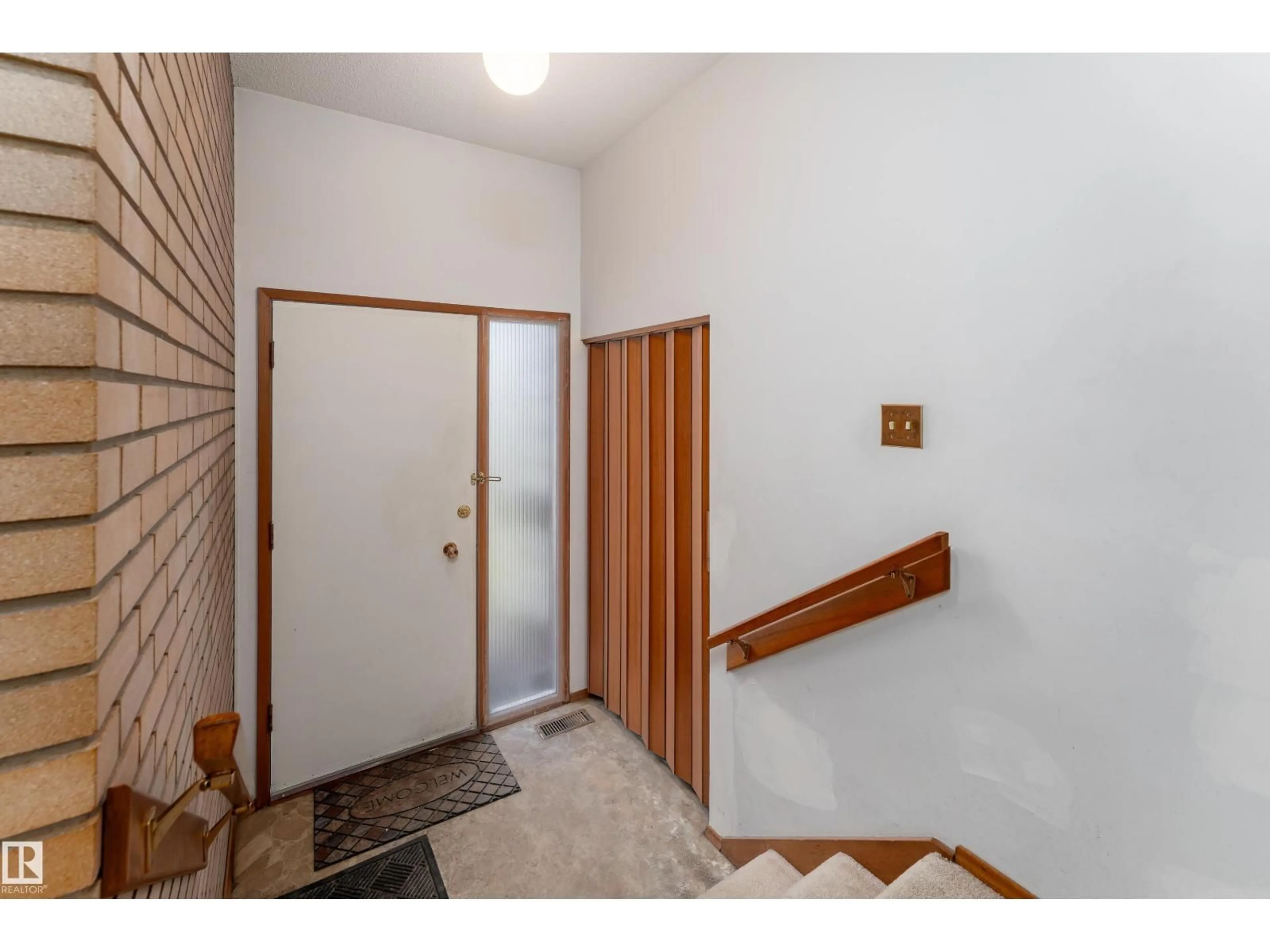 Indoor foyer for NW - 3711 118 ST, Edmonton Alberta T6J1W8