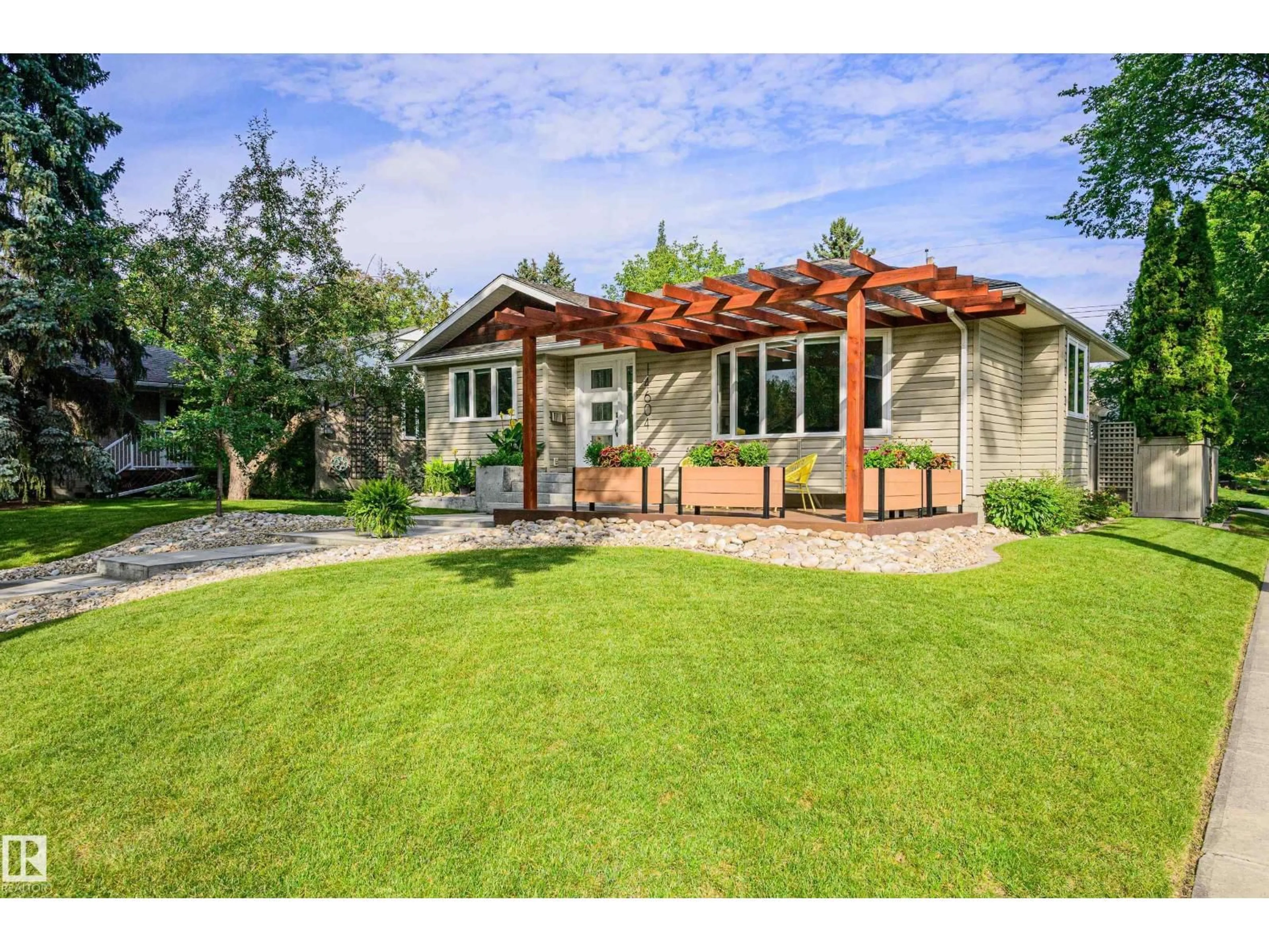 A pic from outside/outdoor area/front of a property/back of a property/a pic from drone, street for 14604 92A AV, Edmonton Alberta T5R5E6