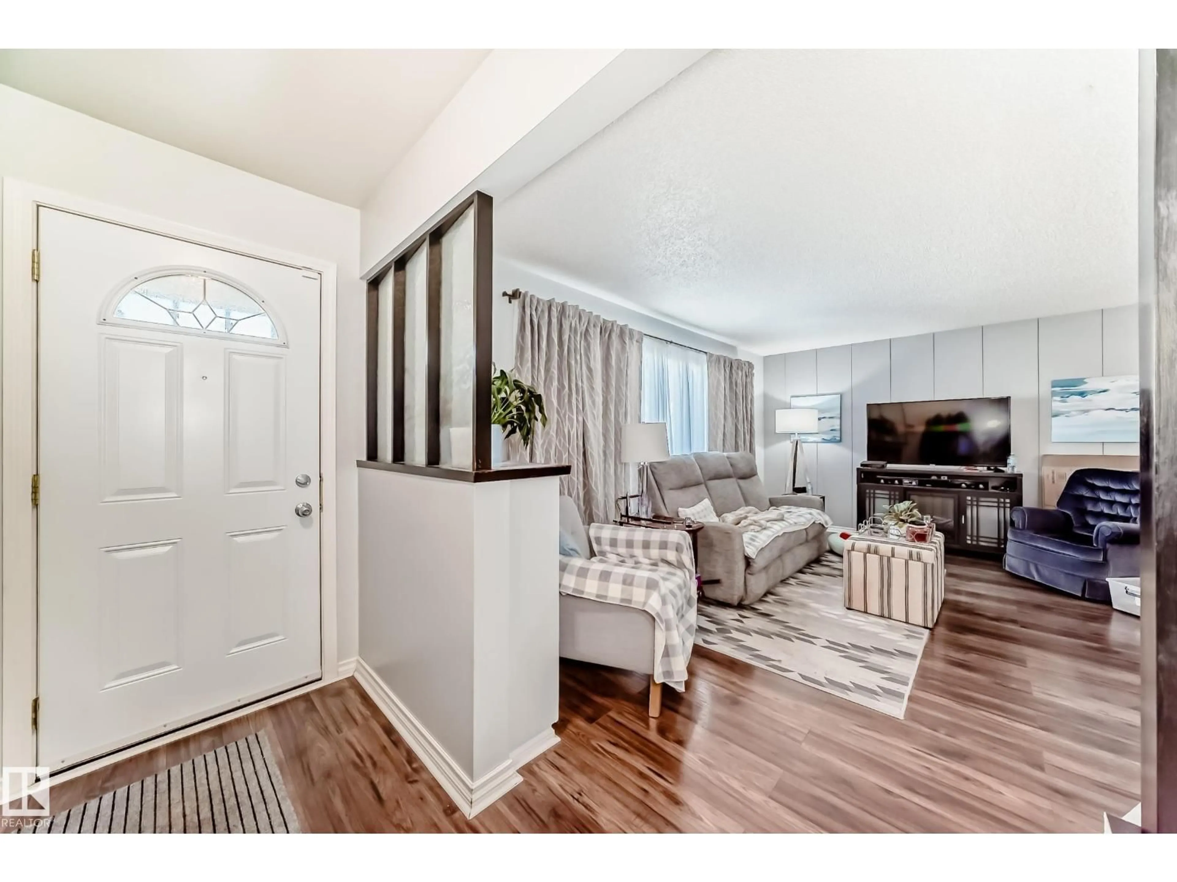 Indoor entryway for 3611 108 ST, Edmonton Alberta T6J1B3