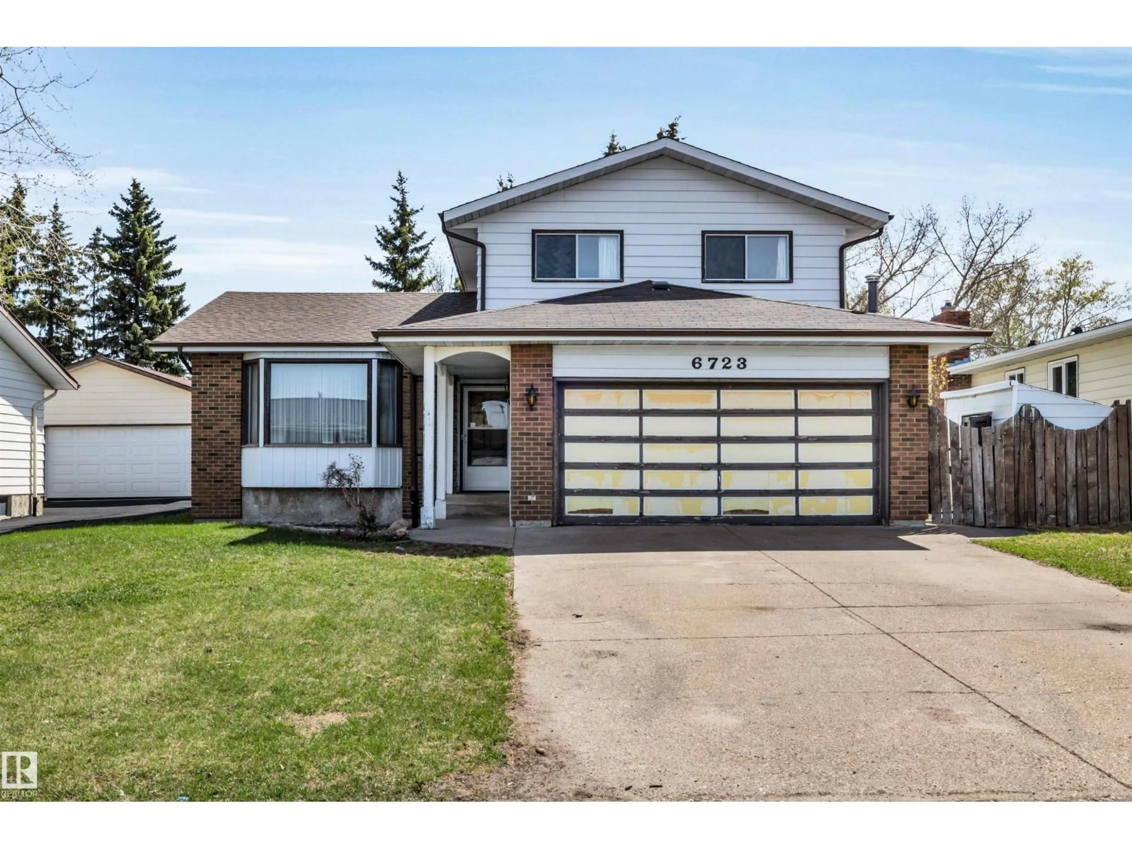 Home with vinyl exterior material, street for 6723 39 AV, Edmonton Alberta T6K2N6