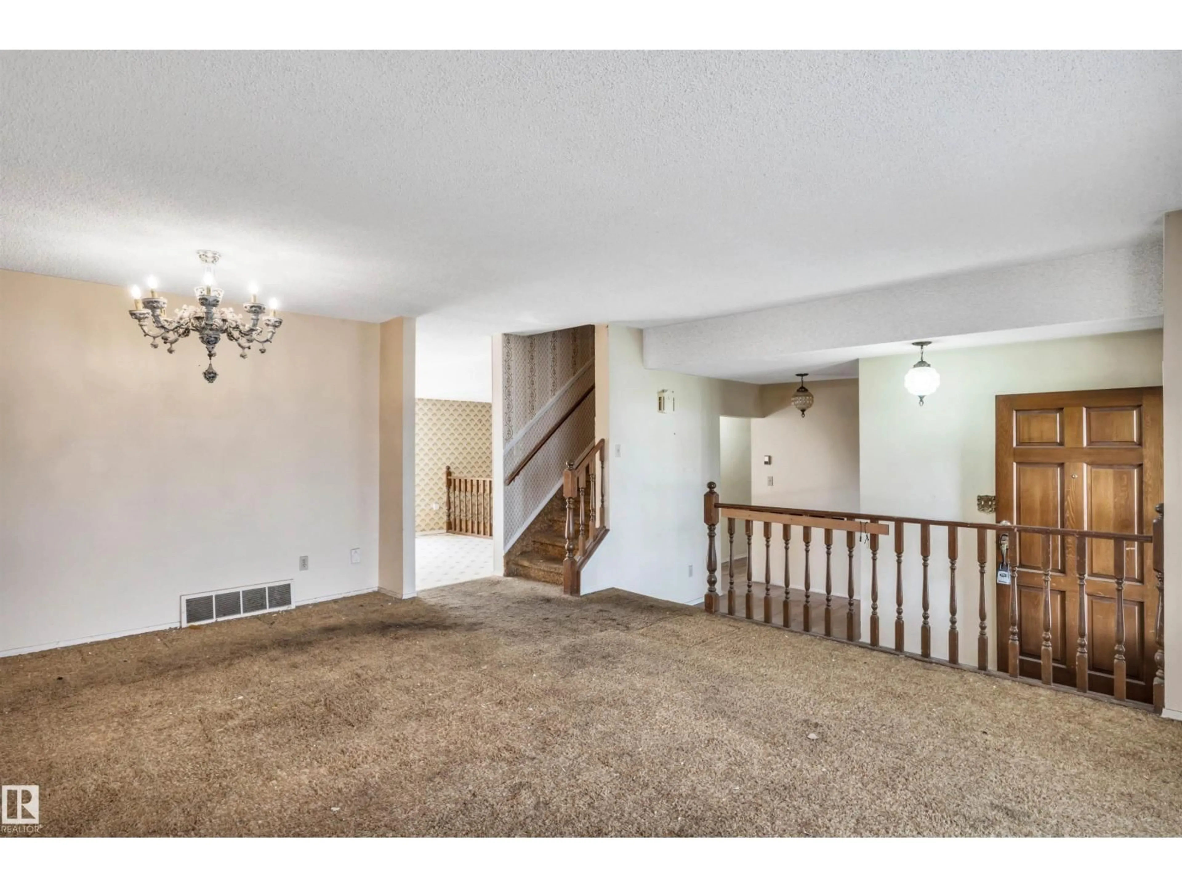 Indoor foyer for 6723 39 AV, Edmonton Alberta T6K2N6