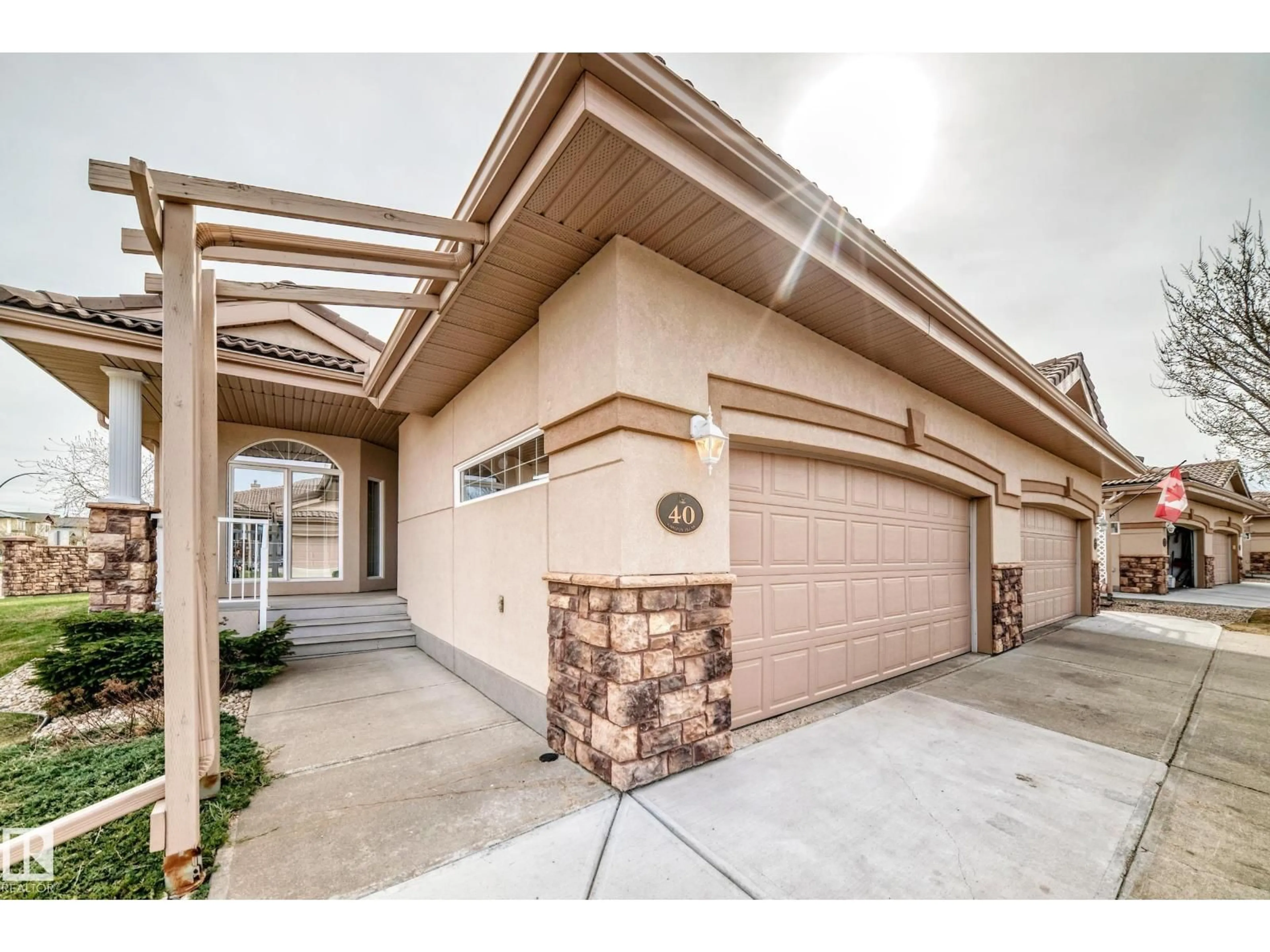 Indoor garage for 40 - 13808 155 AV NW, Edmonton Alberta T6V1T8