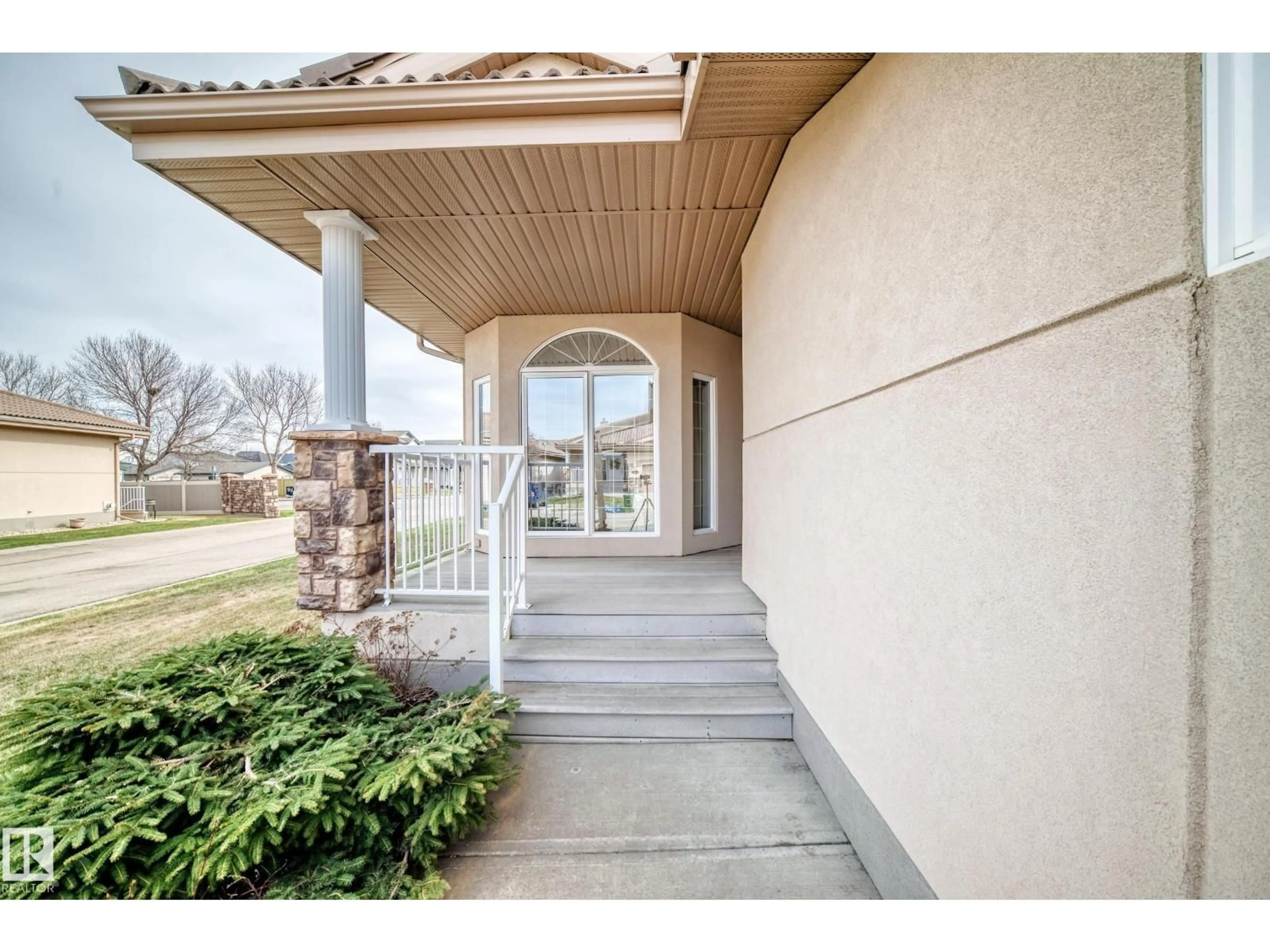 Indoor entryway for 40 - 13808 155 AV NW, Edmonton Alberta T6V1T8