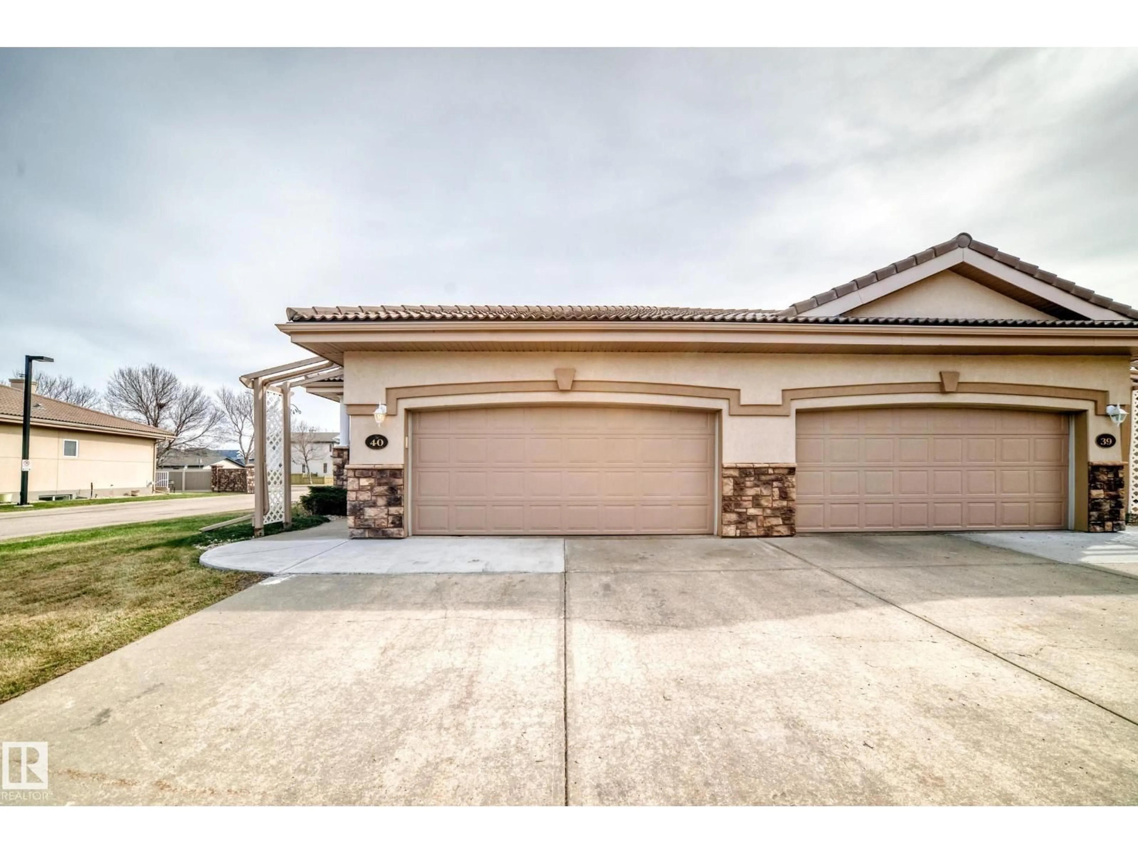 Indoor garage for 40 - 13808 155 AV NW, Edmonton Alberta T6V1T8